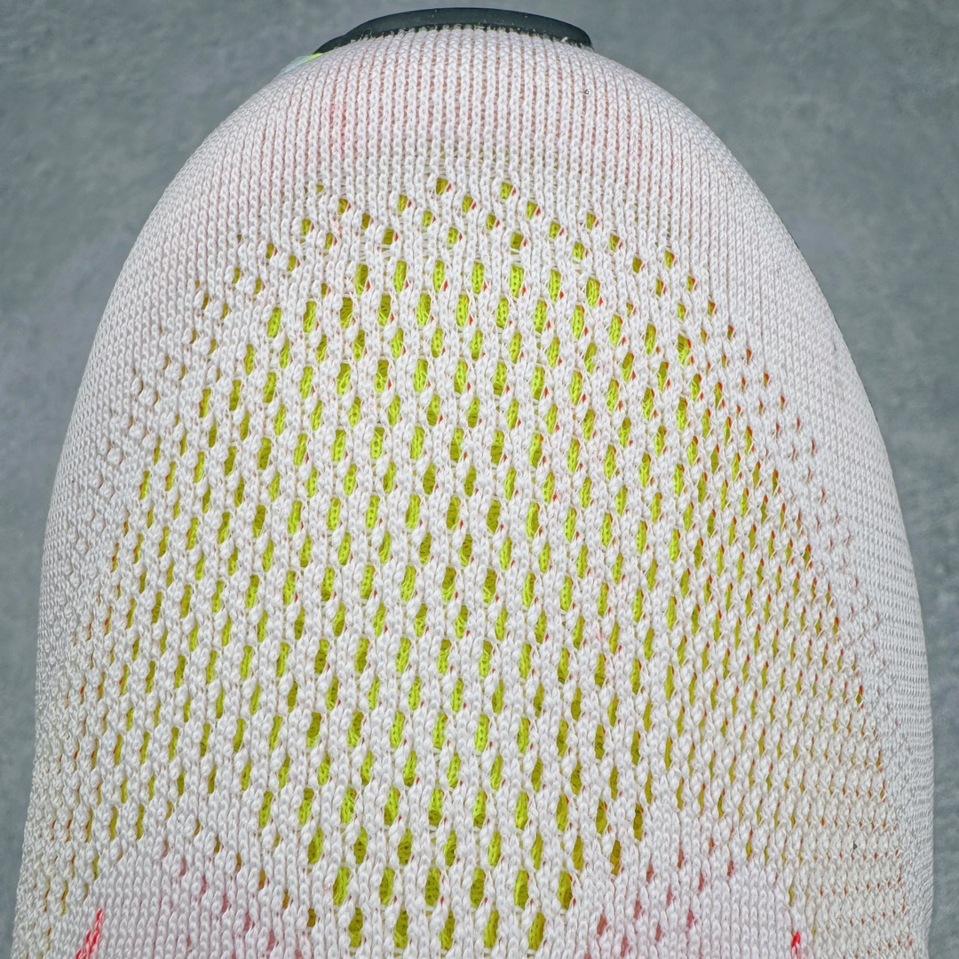 图片[15]-NK Zoom Pegasus 飞马41代马拉松系列网面透气缓震疾速跑鞋 拥有 Zoom Air 一如既往的稳定感和流畅感 鞋面采用工程网眼设计 为特定高热区域营造出色透气性 进一步增加鞋面的穿孔数量 让足部能够快速散热 中足搭配 Flywire 飞线 在高速运动时营造舒适稳定的贴合感 内置Zoon气垫加持 动力十足 货号：FD2722-100 尺码：36 36.5 37.5 38 38.5 39 40 40.5 41 42 42.5 43 44 44.5 45-选品中心