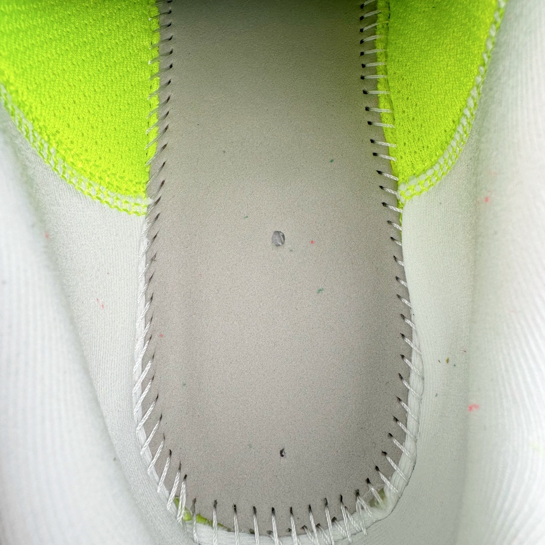 图片[17]-NK Zoom Pegasus 飞马41代马拉松系列网面透气缓震疾速跑鞋 拥有 Zoom Air 一如既往的稳定感和流畅感 鞋面采用工程网眼设计 为特定高热区域营造出色透气性 进一步增加鞋面的穿孔数量 让足部能够快速散热 中足搭配 Flywire 飞线 在高速运动时营造舒适稳定的贴合感 内置Zoon气垫加持 动力十足 货号：FD2722-100 尺码：36 36.5 37.5 38 38.5 39 40 40.5 41 42 42.5 43 44 44.5 45-选品中心