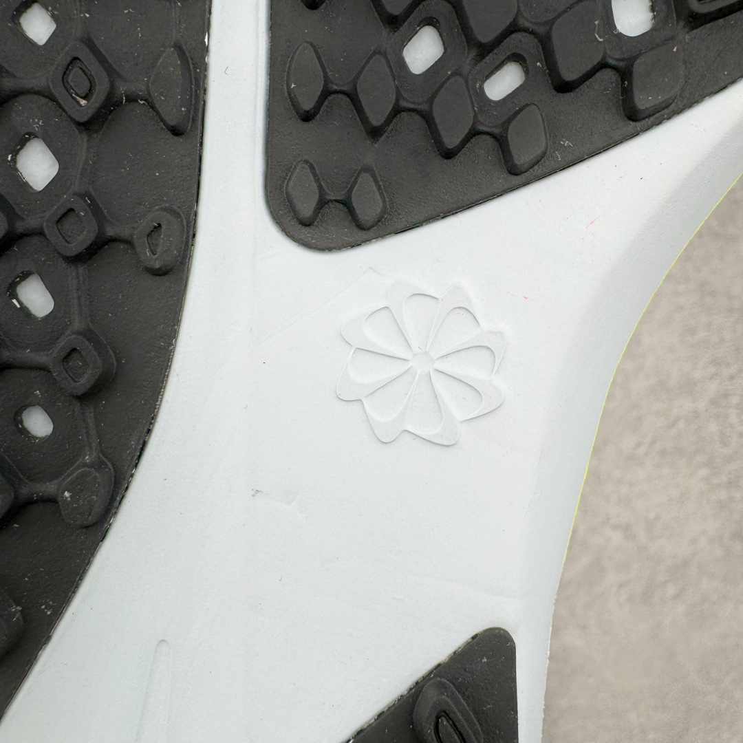 图片[13]-NK Zoom Pegasus 飞马41代马拉松系列网面透气缓震疾速跑鞋 拥有 Zoom Air 一如既往的稳定感和流畅感 鞋面采用工程网眼设计 为特定高热区域营造出色透气性 进一步增加鞋面的穿孔数量 让足部能够快速散热 中足搭配 Flywire 飞线 在高速运动时营造舒适稳定的贴合感 内置Zoon气垫加持 动力十足 货号：FD2722-100 尺码：36 36.5 37.5 38 38.5 39 40 40.5 41 42 42.5 43 44 44.5 45-选品中心