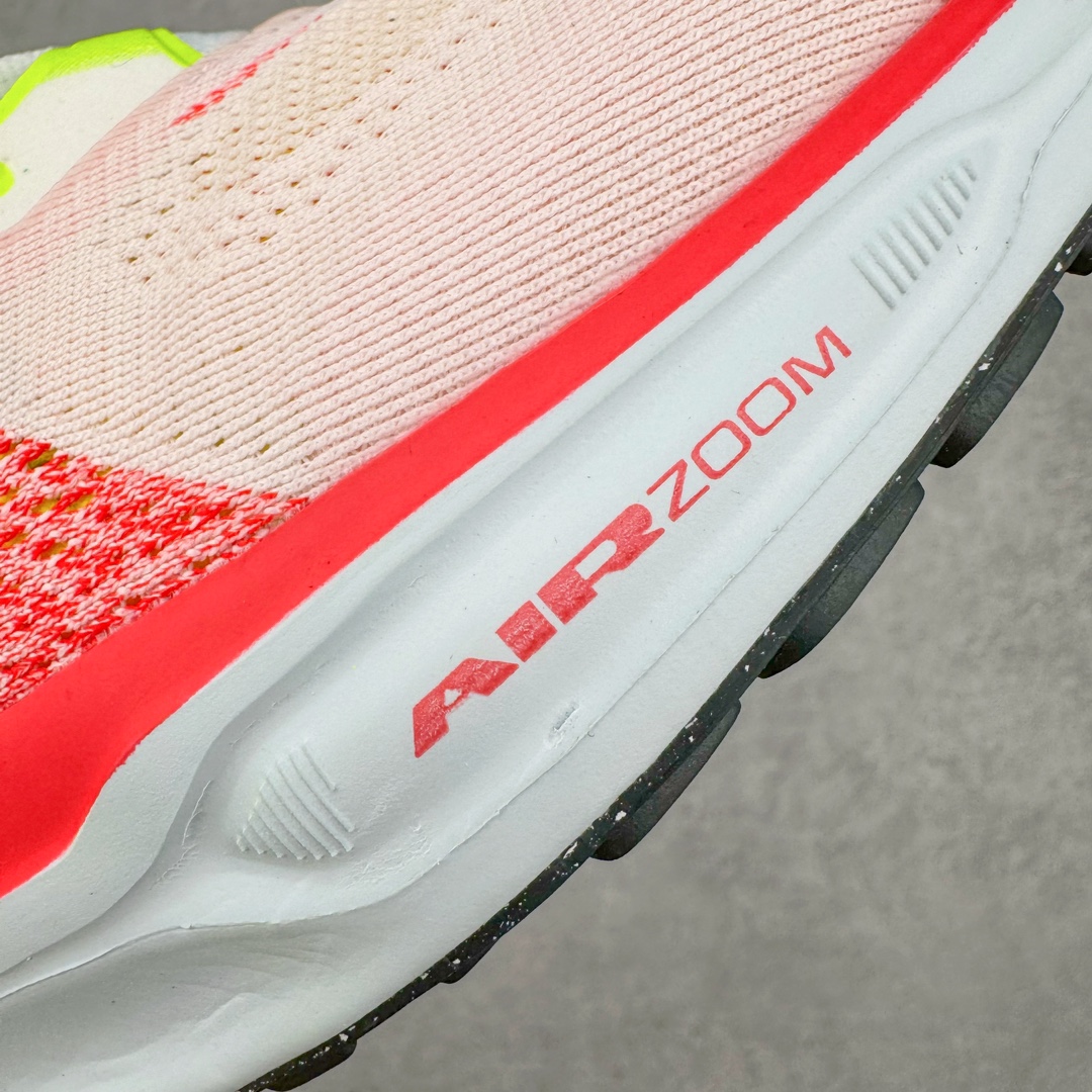 图片[12]-NK Zoom Pegasus 飞马41代马拉松系列网面透气缓震疾速跑鞋 拥有 Zoom Air 一如既往的稳定感和流畅感 鞋面采用工程网眼设计 为特定高热区域营造出色透气性 进一步增加鞋面的穿孔数量 让足部能够快速散热 中足搭配 Flywire 飞线 在高速运动时营造舒适稳定的贴合感 内置Zoon气垫加持 动力十足 货号：FD2722-100 尺码：36 36.5 37.5 38 38.5 39 40 40.5 41 42 42.5 43 44 44.5 45-选品中心