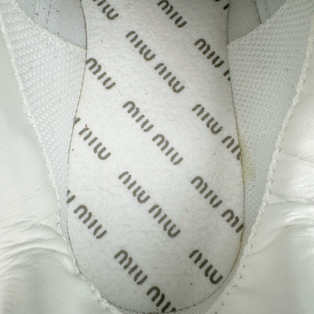 图片[19]-＃M纯原 Miumiu x New Balance NB530 新百伦缪缪联名款复古运动鞋 全套原楦原纸板原厂数据开发 原厂三文治网纱 原装进口羊皮加羊反绒正确绒感卡色 正确中底拉帮中底纸板满印细节 冲裁组合 匠心打造 耗时两个月开发完成 工艺极其复杂难度可想而知 新开独立私模大底 全网唯一正确私模大底 高端零售专供产物 这双变奏版本的530 SL 有着抢眼的双鞋带系统 以撞色的拼接感带出不同以往的风格 同时透过网眼面料与麂皮呈现复古质地 除了极为受到欢迎的棕色调之外 还推出了轻盈的裸白色系 而双方的联名徽标则展现在鞋舌以及内里衬底之上 搭配棉质和皮革的双重鞋带设计呈现出不俗的质感 此番的一大亮点就是将原来的ABZORB 鞋底更换为超薄外底 诠释Y2K风造型 鞋舌上的\\\”Miu Miu\\\”和\\\”NB\\\”Logo彰显联名身份 整双鞋带来浓浓的复古氛围 尺码：36 37 37.5 38 38.5 39.5 40 40.5 41.5 42 42.5 43 44 44.5 45 45.5 46.5-选品中心