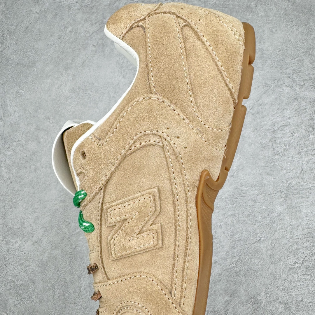 图片[7]-＃M纯原 Miumiu x New Balance NB530 新百伦缪缪联名款复古运动鞋 全套原楦原纸板原厂数据开发 原厂三文治网纱 原装进口羊皮加羊反绒正确绒感卡色 正确中底拉帮中底纸板满印细节 冲裁组合 匠心打造 耗时两个月开发完成 工艺极其复杂难度可想而知 新开独立私模大底 全网唯一正确私模大底 高端零售专供产物 这双变奏版本的530 SL 有着抢眼的双鞋带系统 以撞色的拼接感带出不同以往的风格 同时透过网眼面料与麂皮呈现复古质地 除了极为受到欢迎的棕色调之外 还推出了轻盈的裸白色系 而双方的联名徽标则展现在鞋舌以及内里衬底之上 搭配棉质和皮革的双重鞋带设计呈现出不俗的质感 此番的一大亮点就是将原来的ABZORB 鞋底更换为超薄外底 诠释Y2K风造型 鞋舌上的\\\”Miu Miu\\\”和\\\”NB\\\”Logo彰显联名身份 整双鞋带来浓浓的复古氛围 尺码：36 37 37.5 38 38.5 39.5 40 40.5 41.5 42 42.5 43 44 44.5 45 45.5 46.5-选品中心