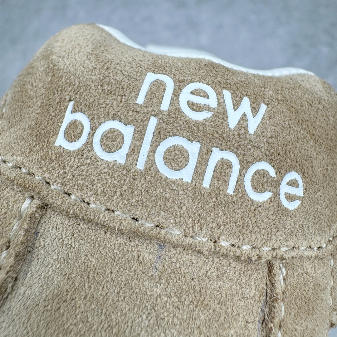图片[13]-＃M纯原 Miumiu x New Balance NB530 新百伦缪缪联名款复古运动鞋 全套原楦原纸板原厂数据开发 原厂三文治网纱 原装进口羊皮加羊反绒正确绒感卡色 正确中底拉帮中底纸板满印细节 冲裁组合 匠心打造 耗时两个月开发完成 工艺极其复杂难度可想而知 新开独立私模大底 全网唯一正确私模大底 高端零售专供产物 这双变奏版本的530 SL 有着抢眼的双鞋带系统 以撞色的拼接感带出不同以往的风格 同时透过网眼面料与麂皮呈现复古质地 除了极为受到欢迎的棕色调之外 还推出了轻盈的裸白色系 而双方的联名徽标则展现在鞋舌以及内里衬底之上 搭配棉质和皮革的双重鞋带设计呈现出不俗的质感 此番的一大亮点就是将原来的ABZORB 鞋底更换为超薄外底 诠释Y2K风造型 鞋舌上的\\\”Miu Miu\\\”和\\\”NB\\\”Logo彰显联名身份 整双鞋带来浓浓的复古氛围 尺码：36 37 37.5 38 38.5 39.5 40 40.5 41.5 42 42.5 43 44 44.5 45 45.5 46.5-选品中心