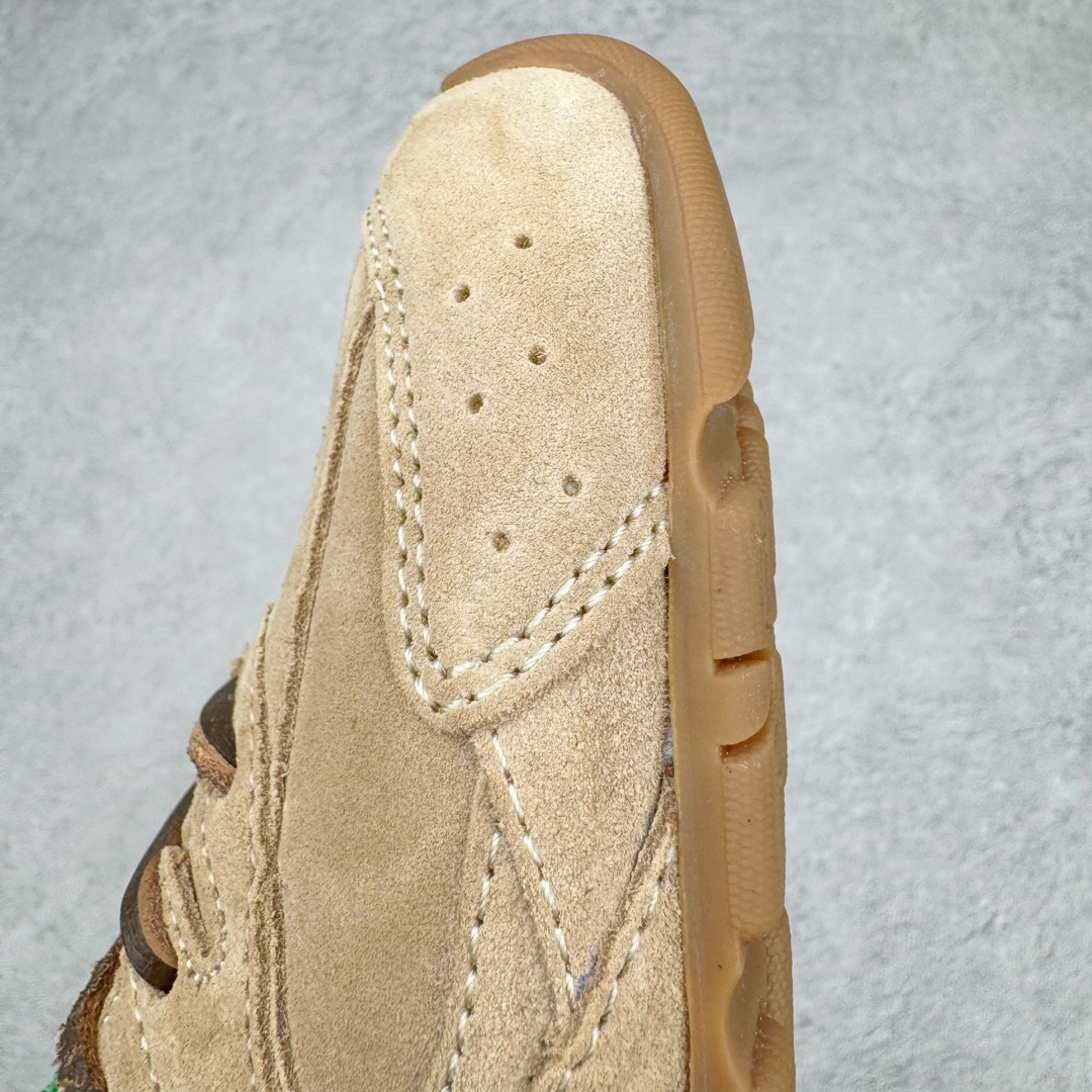 图片[11]-＃M纯原 Miumiu x New Balance NB530 新百伦缪缪联名款复古运动鞋 全套原楦原纸板原厂数据开发 原厂三文治网纱 原装进口羊皮加羊反绒正确绒感卡色 正确中底拉帮中底纸板满印细节 冲裁组合 匠心打造 耗时两个月开发完成 工艺极其复杂难度可想而知 新开独立私模大底 全网唯一正确私模大底 高端零售专供产物 这双变奏版本的530 SL 有着抢眼的双鞋带系统 以撞色的拼接感带出不同以往的风格 同时透过网眼面料与麂皮呈现复古质地 除了极为受到欢迎的棕色调之外 还推出了轻盈的裸白色系 而双方的联名徽标则展现在鞋舌以及内里衬底之上 搭配棉质和皮革的双重鞋带设计呈现出不俗的质感 此番的一大亮点就是将原来的ABZORB 鞋底更换为超薄外底 诠释Y2K风造型 鞋舌上的\\\”Miu Miu\\\”和\\\”NB\\\”Logo彰显联名身份 整双鞋带来浓浓的复古氛围 尺码：36 37 37.5 38 38.5 39.5 40 40.5 41.5 42 42.5 43 44 44.5 45 45.5 46.5-选品中心