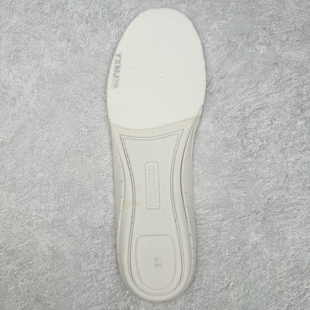 图片[18]-＃M纯原 Miumiu x New Balance NB530 新百伦缪缪联名款复古运动鞋 全套原楦原纸板原厂数据开发 原厂三文治网纱 原装进口羊皮加羊反绒正确绒感卡色 正确中底拉帮中底纸板满印细节 冲裁组合 匠心打造 耗时两个月开发完成 工艺极其复杂难度可想而知 新开独立私模大底 全网唯一正确私模大底 高端零售专供产物 这双变奏版本的530 SL 有着抢眼的双鞋带系统 以撞色的拼接感带出不同以往的风格 同时透过网眼面料与麂皮呈现复古质地 除了极为受到欢迎的棕色调之外 还推出了轻盈的裸白色系 而双方的联名徽标则展现在鞋舌以及内里衬底之上 搭配棉质和皮革的双重鞋带设计呈现出不俗的质感 此番的一大亮点就是将原来的ABZORB 鞋底更换为超薄外底 诠释Y2K风造型 鞋舌上的\\\”Miu Miu\\\”和\\\”NB\\\”Logo彰显联名身份 整双鞋带来浓浓的复古氛围 尺码：36 37 37.5 38 38.5 39.5 40 40.5 41.5 42 42.5 43 44 44.5 45 45.5 46.5-选品中心