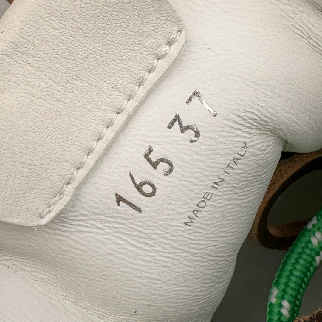 图片[17]-＃M纯原 Miumiu x New Balance NB530 新百伦缪缪联名款复古运动鞋 全套原楦原纸板原厂数据开发 原厂三文治网纱 原装进口羊皮加羊反绒正确绒感卡色 正确中底拉帮中底纸板满印细节 冲裁组合 匠心打造 耗时两个月开发完成 工艺极其复杂难度可想而知 新开独立私模大底 全网唯一正确私模大底 高端零售专供产物 这双变奏版本的530 SL 有着抢眼的双鞋带系统 以撞色的拼接感带出不同以往的风格 同时透过网眼面料与麂皮呈现复古质地 除了极为受到欢迎的棕色调之外 还推出了轻盈的裸白色系 而双方的联名徽标则展现在鞋舌以及内里衬底之上 搭配棉质和皮革的双重鞋带设计呈现出不俗的质感 此番的一大亮点就是将原来的ABZORB 鞋底更换为超薄外底 诠释Y2K风造型 鞋舌上的\\\”Miu Miu\\\”和\\\”NB\\\”Logo彰显联名身份 整双鞋带来浓浓的复古氛围 尺码：36 37 37.5 38 38.5 39.5 40 40.5 41.5 42 42.5 43 44 44.5 45 45.5 46.5-选品中心