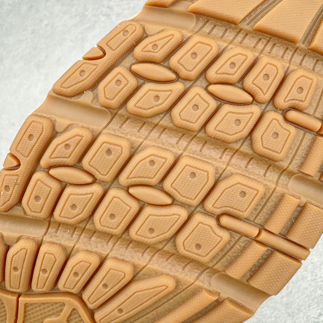 图片[21]-＃M纯原 Miumiu x New Balance NB530 新百伦缪缪联名款复古运动鞋 全套原楦原纸板原厂数据开发 原厂三文治网纱 原装进口羊皮加羊反绒正确绒感卡色 正确中底拉帮中底纸板满印细节 冲裁组合 匠心打造 耗时两个月开发完成 工艺极其复杂难度可想而知 新开独立私模大底 全网唯一正确私模大底 高端零售专供产物 这双变奏版本的530 SL 有着抢眼的双鞋带系统 以撞色的拼接感带出不同以往的风格 同时透过网眼面料与麂皮呈现复古质地 除了极为受到欢迎的棕色调之外 还推出了轻盈的裸白色系 而双方的联名徽标则展现在鞋舌以及内里衬底之上 搭配棉质和皮革的双重鞋带设计呈现出不俗的质感 此番的一大亮点就是将原来的ABZORB 鞋底更换为超薄外底 诠释Y2K风造型 鞋舌上的\\\”Miu Miu\\\”和\\\”NB\\\”Logo彰显联名身份 整双鞋带来浓浓的复古氛围 尺码：36 37 37.5 38 38.5 39.5 40 40.5 41.5 42 42.5 43 44 44.5 45 45.5 46.5-选品中心