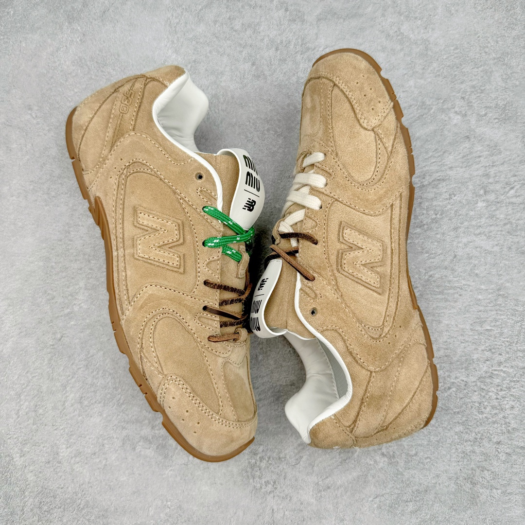 图片[3]-＃M纯原 Miumiu x New Balance NB530 新百伦缪缪联名款复古运动鞋 全套原楦原纸板原厂数据开发 原厂三文治网纱 原装进口羊皮加羊反绒正确绒感卡色 正确中底拉帮中底纸板满印细节 冲裁组合 匠心打造 耗时两个月开发完成 工艺极其复杂难度可想而知 新开独立私模大底 全网唯一正确私模大底 高端零售专供产物 这双变奏版本的530 SL 有着抢眼的双鞋带系统 以撞色的拼接感带出不同以往的风格 同时透过网眼面料与麂皮呈现复古质地 除了极为受到欢迎的棕色调之外 还推出了轻盈的裸白色系 而双方的联名徽标则展现在鞋舌以及内里衬底之上 搭配棉质和皮革的双重鞋带设计呈现出不俗的质感 此番的一大亮点就是将原来的ABZORB 鞋底更换为超薄外底 诠释Y2K风造型 鞋舌上的\\\”Miu Miu\\\”和\\\”NB\\\”Logo彰显联名身份 整双鞋带来浓浓的复古氛围 尺码：36 37 37.5 38 38.5 39.5 40 40.5 41.5 42 42.5 43 44 44.5 45 45.5 46.5-选品中心