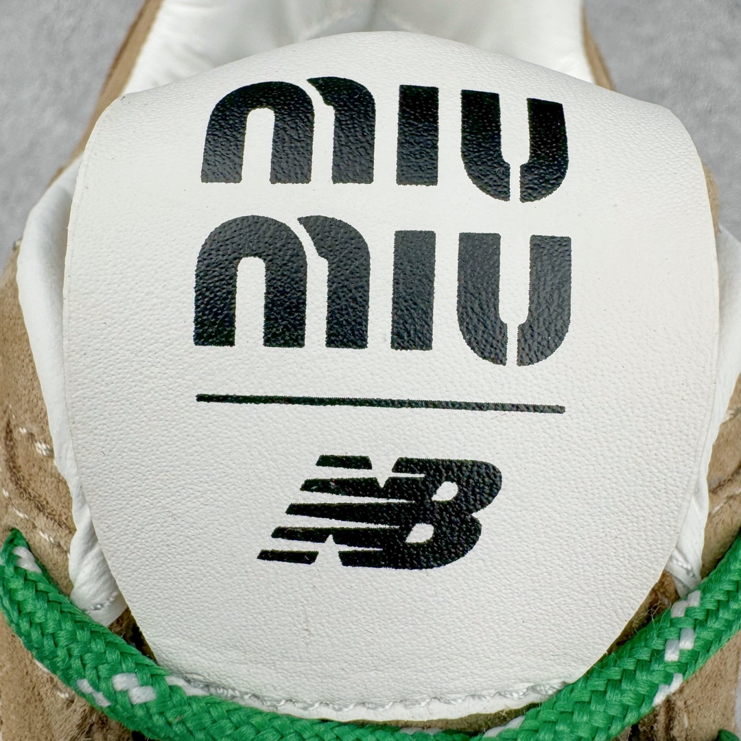 图片[16]-＃M纯原 Miumiu x New Balance NB530 新百伦缪缪联名款复古运动鞋 全套原楦原纸板原厂数据开发 原厂三文治网纱 原装进口羊皮加羊反绒正确绒感卡色 正确中底拉帮中底纸板满印细节 冲裁组合 匠心打造 耗时两个月开发完成 工艺极其复杂难度可想而知 新开独立私模大底 全网唯一正确私模大底 高端零售专供产物 这双变奏版本的530 SL 有着抢眼的双鞋带系统 以撞色的拼接感带出不同以往的风格 同时透过网眼面料与麂皮呈现复古质地 除了极为受到欢迎的棕色调之外 还推出了轻盈的裸白色系 而双方的联名徽标则展现在鞋舌以及内里衬底之上 搭配棉质和皮革的双重鞋带设计呈现出不俗的质感 此番的一大亮点就是将原来的ABZORB 鞋底更换为超薄外底 诠释Y2K风造型 鞋舌上的\\\”Miu Miu\\\”和\\\”NB\\\”Logo彰显联名身份 整双鞋带来浓浓的复古氛围 尺码：36 37 37.5 38 38.5 39.5 40 40.5 41.5 42 42.5 43 44 44.5 45 45.5 46.5-选品中心