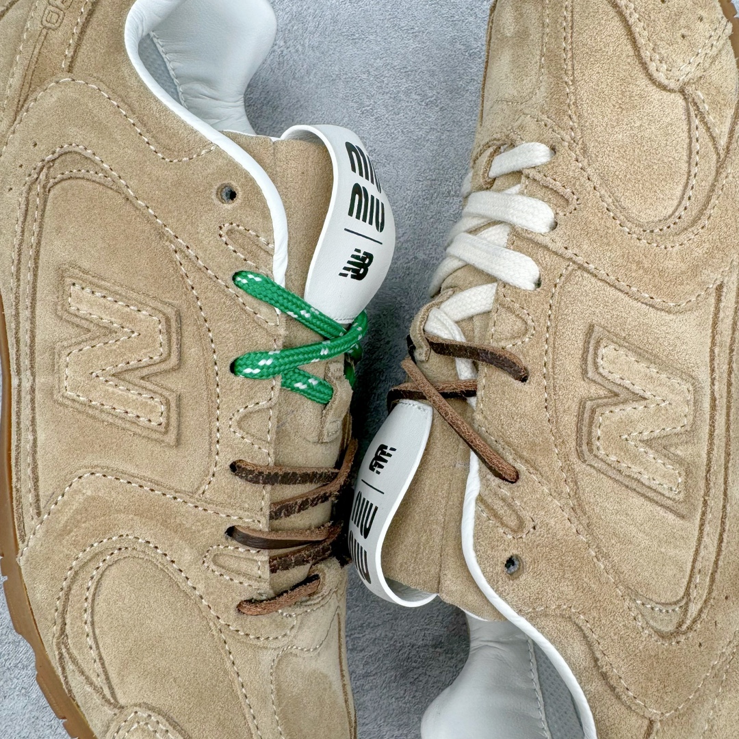 图片[10]-＃M纯原 Miumiu x New Balance NB530 新百伦缪缪联名款复古运动鞋 全套原楦原纸板原厂数据开发 原厂三文治网纱 原装进口羊皮加羊反绒正确绒感卡色 正确中底拉帮中底纸板满印细节 冲裁组合 匠心打造 耗时两个月开发完成 工艺极其复杂难度可想而知 新开独立私模大底 全网唯一正确私模大底 高端零售专供产物 这双变奏版本的530 SL 有着抢眼的双鞋带系统 以撞色的拼接感带出不同以往的风格 同时透过网眼面料与麂皮呈现复古质地 除了极为受到欢迎的棕色调之外 还推出了轻盈的裸白色系 而双方的联名徽标则展现在鞋舌以及内里衬底之上 搭配棉质和皮革的双重鞋带设计呈现出不俗的质感 此番的一大亮点就是将原来的ABZORB 鞋底更换为超薄外底 诠释Y2K风造型 鞋舌上的\\\”Miu Miu\\\”和\\\”NB\\\”Logo彰显联名身份 整双鞋带来浓浓的复古氛围 尺码：36 37 37.5 38 38.5 39.5 40 40.5 41.5 42 42.5 43 44 44.5 45 45.5 46.5-选品中心