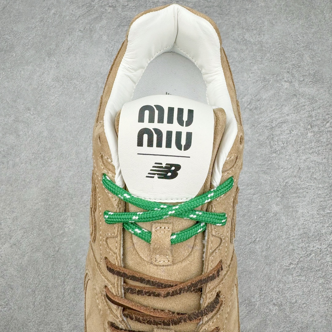 图片[5]-＃M纯原 Miumiu x New Balance NB530 新百伦缪缪联名款复古运动鞋 全套原楦原纸板原厂数据开发 原厂三文治网纱 原装进口羊皮加羊反绒正确绒感卡色 正确中底拉帮中底纸板满印细节 冲裁组合 匠心打造 耗时两个月开发完成 工艺极其复杂难度可想而知 新开独立私模大底 全网唯一正确私模大底 高端零售专供产物 这双变奏版本的530 SL 有着抢眼的双鞋带系统 以撞色的拼接感带出不同以往的风格 同时透过网眼面料与麂皮呈现复古质地 除了极为受到欢迎的棕色调之外 还推出了轻盈的裸白色系 而双方的联名徽标则展现在鞋舌以及内里衬底之上 搭配棉质和皮革的双重鞋带设计呈现出不俗的质感 此番的一大亮点就是将原来的ABZORB 鞋底更换为超薄外底 诠释Y2K风造型 鞋舌上的\\\”Miu Miu\\\”和\\\”NB\\\”Logo彰显联名身份 整双鞋带来浓浓的复古氛围 尺码：36 37 37.5 38 38.5 39.5 40 40.5 41.5 42 42.5 43 44 44.5 45 45.5 46.5-选品中心