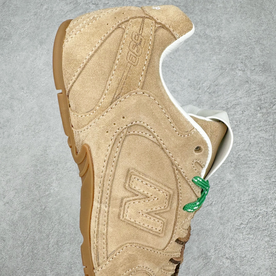 图片[6]-＃M纯原 Miumiu x New Balance NB530 新百伦缪缪联名款复古运动鞋 全套原楦原纸板原厂数据开发 原厂三文治网纱 原装进口羊皮加羊反绒正确绒感卡色 正确中底拉帮中底纸板满印细节 冲裁组合 匠心打造 耗时两个月开发完成 工艺极其复杂难度可想而知 新开独立私模大底 全网唯一正确私模大底 高端零售专供产物 这双变奏版本的530 SL 有着抢眼的双鞋带系统 以撞色的拼接感带出不同以往的风格 同时透过网眼面料与麂皮呈现复古质地 除了极为受到欢迎的棕色调之外 还推出了轻盈的裸白色系 而双方的联名徽标则展现在鞋舌以及内里衬底之上 搭配棉质和皮革的双重鞋带设计呈现出不俗的质感 此番的一大亮点就是将原来的ABZORB 鞋底更换为超薄外底 诠释Y2K风造型 鞋舌上的\\\”Miu Miu\\\”和\\\”NB\\\”Logo彰显联名身份 整双鞋带来浓浓的复古氛围 尺码：36 37 37.5 38 38.5 39.5 40 40.5 41.5 42 42.5 43 44 44.5 45 45.5 46.5-选品中心