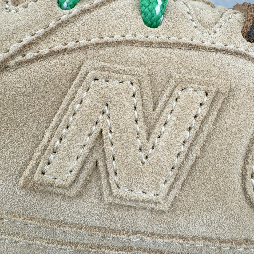 图片[15]-＃M纯原 Miumiu x New Balance NB530 新百伦缪缪联名款复古运动鞋 全套原楦原纸板原厂数据开发 原厂三文治网纱 原装进口羊皮加羊反绒正确绒感卡色 正确中底拉帮中底纸板满印细节 冲裁组合 匠心打造 耗时两个月开发完成 工艺极其复杂难度可想而知 新开独立私模大底 全网唯一正确私模大底 高端零售专供产物 这双变奏版本的530 SL 有着抢眼的双鞋带系统 以撞色的拼接感带出不同以往的风格 同时透过网眼面料与麂皮呈现复古质地 除了极为受到欢迎的棕色调之外 还推出了轻盈的裸白色系 而双方的联名徽标则展现在鞋舌以及内里衬底之上 搭配棉质和皮革的双重鞋带设计呈现出不俗的质感 此番的一大亮点就是将原来的ABZORB 鞋底更换为超薄外底 诠释Y2K风造型 鞋舌上的\\\”Miu Miu\\\”和\\\”NB\\\”Logo彰显联名身份 整双鞋带来浓浓的复古氛围 尺码：36 37 37.5 38 38.5 39.5 40 40.5 41.5 42 42.5 43 44 44.5 45 45.5 46.5-选品中心