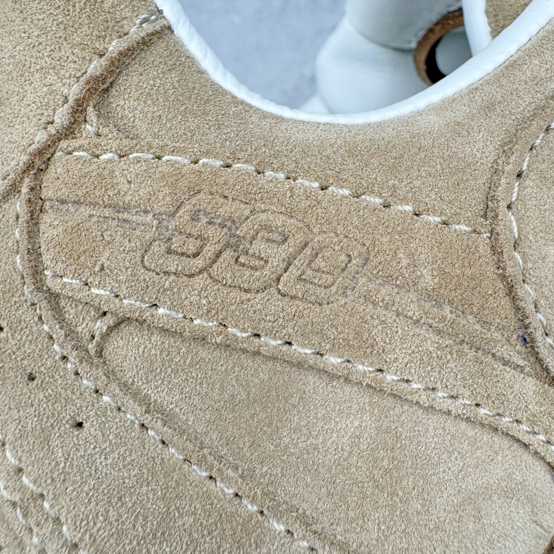图片[14]-＃M纯原 Miumiu x New Balance NB530 新百伦缪缪联名款复古运动鞋 全套原楦原纸板原厂数据开发 原厂三文治网纱 原装进口羊皮加羊反绒正确绒感卡色 正确中底拉帮中底纸板满印细节 冲裁组合 匠心打造 耗时两个月开发完成 工艺极其复杂难度可想而知 新开独立私模大底 全网唯一正确私模大底 高端零售专供产物 这双变奏版本的530 SL 有着抢眼的双鞋带系统 以撞色的拼接感带出不同以往的风格 同时透过网眼面料与麂皮呈现复古质地 除了极为受到欢迎的棕色调之外 还推出了轻盈的裸白色系 而双方的联名徽标则展现在鞋舌以及内里衬底之上 搭配棉质和皮革的双重鞋带设计呈现出不俗的质感 此番的一大亮点就是将原来的ABZORB 鞋底更换为超薄外底 诠释Y2K风造型 鞋舌上的\\\”Miu Miu\\\”和\\\”NB\\\”Logo彰显联名身份 整双鞋带来浓浓的复古氛围 尺码：36 37 37.5 38 38.5 39.5 40 40.5 41.5 42 42.5 43 44 44.5 45 45.5 46.5-选品中心