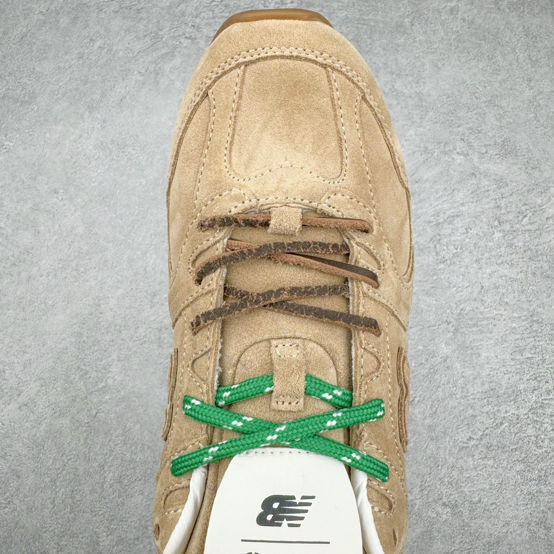 图片[4]-＃M纯原 Miumiu x New Balance NB530 新百伦缪缪联名款复古运动鞋 全套原楦原纸板原厂数据开发 原厂三文治网纱 原装进口羊皮加羊反绒正确绒感卡色 正确中底拉帮中底纸板满印细节 冲裁组合 匠心打造 耗时两个月开发完成 工艺极其复杂难度可想而知 新开独立私模大底 全网唯一正确私模大底 高端零售专供产物 这双变奏版本的530 SL 有着抢眼的双鞋带系统 以撞色的拼接感带出不同以往的风格 同时透过网眼面料与麂皮呈现复古质地 除了极为受到欢迎的棕色调之外 还推出了轻盈的裸白色系 而双方的联名徽标则展现在鞋舌以及内里衬底之上 搭配棉质和皮革的双重鞋带设计呈现出不俗的质感 此番的一大亮点就是将原来的ABZORB 鞋底更换为超薄外底 诠释Y2K风造型 鞋舌上的\\\”Miu Miu\\\”和\\\”NB\\\”Logo彰显联名身份 整双鞋带来浓浓的复古氛围 尺码：36 37 37.5 38 38.5 39.5 40 40.5 41.5 42 42.5 43 44 44.5 45 45.5 46.5-选品中心