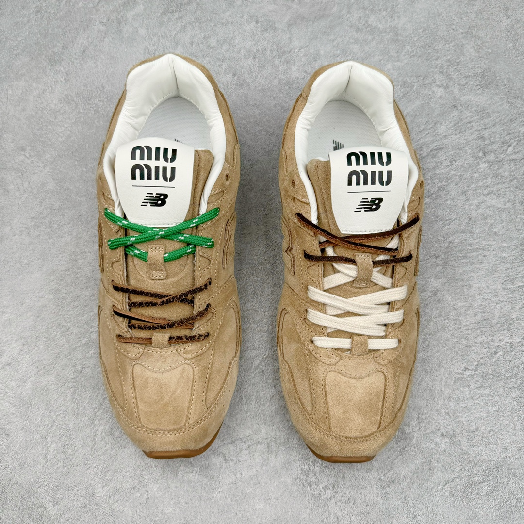 图片[2]-＃M纯原 Miumiu x New Balance NB530 新百伦缪缪联名款复古运动鞋 全套原楦原纸板原厂数据开发 原厂三文治网纱 原装进口羊皮加羊反绒正确绒感卡色 正确中底拉帮中底纸板满印细节 冲裁组合 匠心打造 耗时两个月开发完成 工艺极其复杂难度可想而知 新开独立私模大底 全网唯一正确私模大底 高端零售专供产物 这双变奏版本的530 SL 有着抢眼的双鞋带系统 以撞色的拼接感带出不同以往的风格 同时透过网眼面料与麂皮呈现复古质地 除了极为受到欢迎的棕色调之外 还推出了轻盈的裸白色系 而双方的联名徽标则展现在鞋舌以及内里衬底之上 搭配棉质和皮革的双重鞋带设计呈现出不俗的质感 此番的一大亮点就是将原来的ABZORB 鞋底更换为超薄外底 诠释Y2K风造型 鞋舌上的\\\”Miu Miu\\\”和\\\”NB\\\”Logo彰显联名身份 整双鞋带来浓浓的复古氛围 尺码：36 37 37.5 38 38.5 39.5 40 40.5 41.5 42 42.5 43 44 44.5 45 45.5 46.5-选品中心