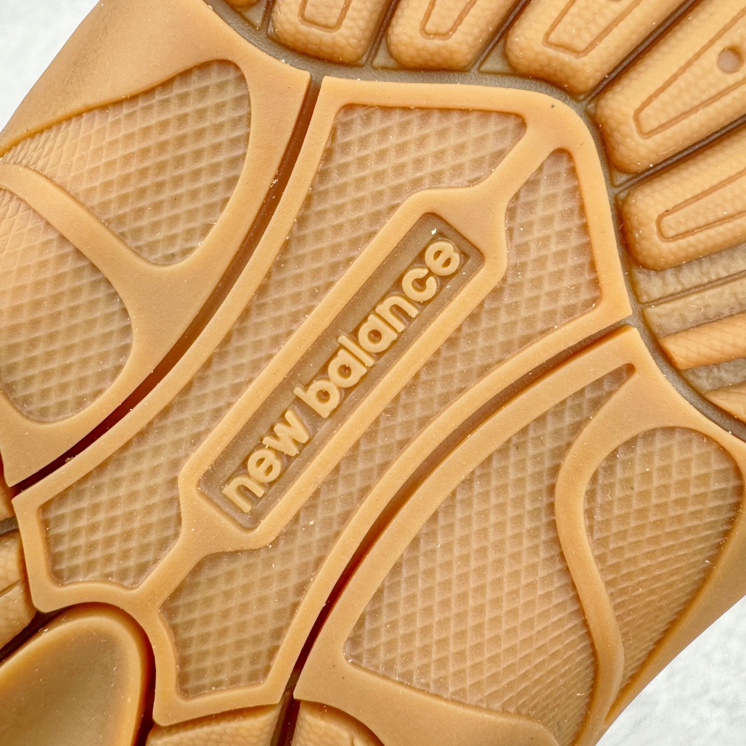 图片[20]-＃M纯原 Miumiu x New Balance NB530 新百伦缪缪联名款复古运动鞋 全套原楦原纸板原厂数据开发 原厂三文治网纱 原装进口羊皮加羊反绒正确绒感卡色 正确中底拉帮中底纸板满印细节 冲裁组合 匠心打造 耗时两个月开发完成 工艺极其复杂难度可想而知 新开独立私模大底 全网唯一正确私模大底 高端零售专供产物 这双变奏版本的530 SL 有着抢眼的双鞋带系统 以撞色的拼接感带出不同以往的风格 同时透过网眼面料与麂皮呈现复古质地 除了极为受到欢迎的棕色调之外 还推出了轻盈的裸白色系 而双方的联名徽标则展现在鞋舌以及内里衬底之上 搭配棉质和皮革的双重鞋带设计呈现出不俗的质感 此番的一大亮点就是将原来的ABZORB 鞋底更换为超薄外底 诠释Y2K风造型 鞋舌上的\\\”Miu Miu\\\”和\\\”NB\\\”Logo彰显联名身份 整双鞋带来浓浓的复古氛围 尺码：36 37 37.5 38 38.5 39.5 40 40.5 41.5 42 42.5 43 44 44.5 45 45.5 46.5-选品中心