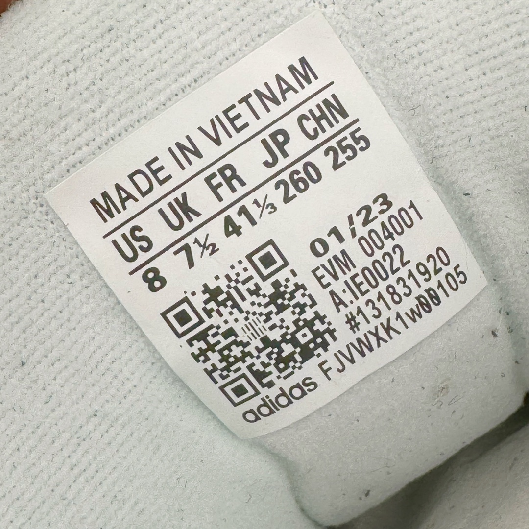 图片[16]-＃C版纯原 Crude x AD Originals Adimatic MID 马蒂奇系列中帮复古鲨鱼面包休闲运动休闲滑板板鞋 IE0022 葡萄牙涂鸦艺术家 Crude 与 Originals合作鞋款“Ynuk”系列。此次双方以Adimatic鞋型为基础，带来Crude × adidas Originals Adimatic Mid，一款超高颜值的面包鞋！鞋面采用麂皮材质打造，质感满满。鞋身元素经过放大处理，加厚的鞋舌、宽大的鞋带、大尺寸的三条杠。中底部分，鞋头、鞋尾是鲨鱼齿图案。最后深灰色中底搭配橡胶为底收尾，完善整双鞋设计。尺码：36 36⅔ 37⅓ 38 38⅔ 39⅓ 40 40⅔ 41⅓ 42 42⅔ 43⅓ 44 45-选品中心