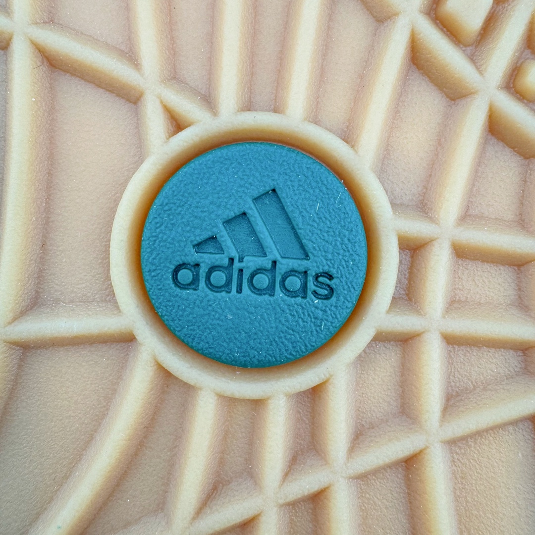 图片[15]-＃C版纯原 Crude x AD Originals Adimatic MID 马蒂奇系列中帮复古鲨鱼面包休闲运动休闲滑板板鞋 IE0022 葡萄牙涂鸦艺术家 Crude 与 Originals合作鞋款“Ynuk”系列。此次双方以Adimatic鞋型为基础，带来Crude × adidas Originals Adimatic Mid，一款超高颜值的面包鞋！鞋面采用麂皮材质打造，质感满满。鞋身元素经过放大处理，加厚的鞋舌、宽大的鞋带、大尺寸的三条杠。中底部分，鞋头、鞋尾是鲨鱼齿图案。最后深灰色中底搭配橡胶为底收尾，完善整双鞋设计。尺码：36 36⅔ 37⅓ 38 38⅔ 39⅓ 40 40⅔ 41⅓ 42 42⅔ 43⅓ 44 45-选品中心