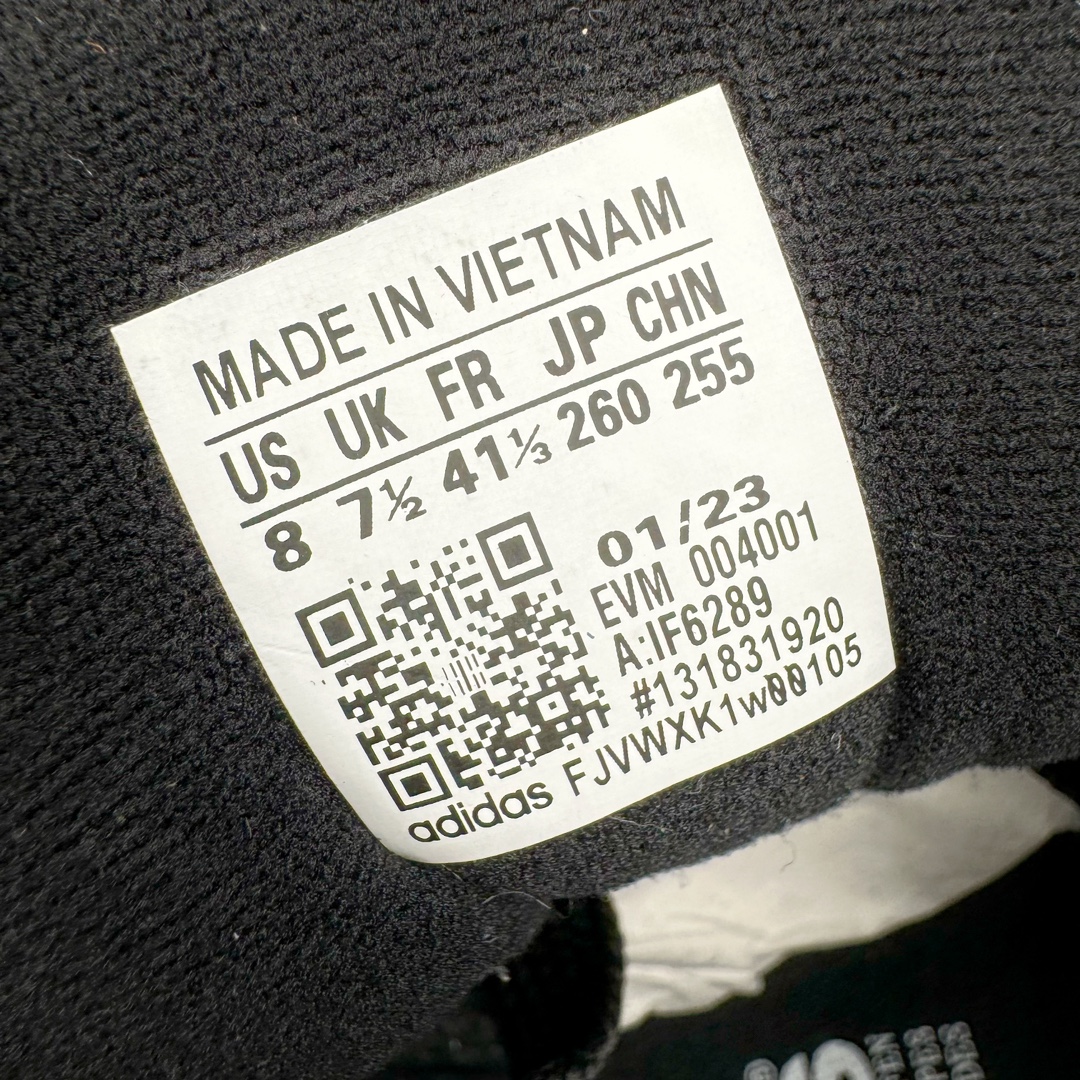 图片[10]-＃C版纯原 Crude x AD Originals Adimatic MID 马蒂奇系列中帮复古鲨鱼面包休闲运动休闲滑板板鞋 IF6289 葡萄牙涂鸦艺术家 Crude 与 Originals合作鞋款“Ynuk”系列。此次双方以Adimatic鞋型为基础，带来Crude × adidas Originals Adimatic Mid，一款超高颜值的面包鞋！鞋面采用麂皮材质打造，质感满满。鞋身元素经过放大处理，加厚的鞋舌、宽大的鞋带、大尺寸的三条杠。中底部分，鞋头、鞋尾是鲨鱼齿图案。最后深灰色中底搭配橡胶为底收尾，完善整双鞋设计。尺码：36 36⅔ 37⅓ 38 38⅔ 39⅓ 40 40⅔ 41⅓ 42 42⅔ 43⅓ 44 45-选品中心