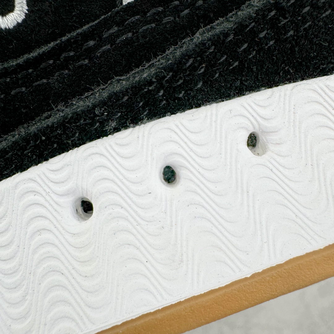 图片[16]-＃C版纯原 Crude x AD Originals Adimatic MID 马蒂奇系列中帮复古鲨鱼面包休闲运动休闲滑板板鞋 IF6289 葡萄牙涂鸦艺术家 Crude 与 Originals合作鞋款“Ynuk”系列。此次双方以Adimatic鞋型为基础，带来Crude × adidas Originals Adimatic Mid，一款超高颜值的面包鞋！鞋面采用麂皮材质打造，质感满满。鞋身元素经过放大处理，加厚的鞋舌、宽大的鞋带、大尺寸的三条杠。中底部分，鞋头、鞋尾是鲨鱼齿图案。最后深灰色中底搭配橡胶为底收尾，完善整双鞋设计。尺码：36 36⅔ 37⅓ 38 38⅔ 39⅓ 40 40⅔ 41⅓ 42 42⅔ 43⅓ 44 45-选品中心