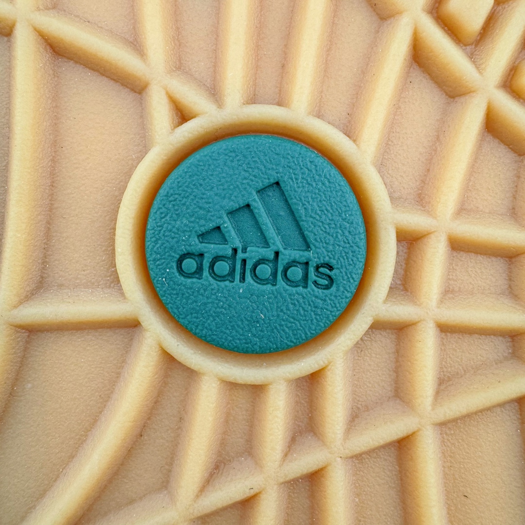 图片[17]-＃C版纯原 Crude x AD Originals Adimatic MID 马蒂奇系列中帮复古鲨鱼面包休闲运动休闲滑板板鞋 IF6289 葡萄牙涂鸦艺术家 Crude 与 Originals合作鞋款“Ynuk”系列。此次双方以Adimatic鞋型为基础，带来Crude × adidas Originals Adimatic Mid，一款超高颜值的面包鞋！鞋面采用麂皮材质打造，质感满满。鞋身元素经过放大处理，加厚的鞋舌、宽大的鞋带、大尺寸的三条杠。中底部分，鞋头、鞋尾是鲨鱼齿图案。最后深灰色中底搭配橡胶为底收尾，完善整双鞋设计。尺码：36 36⅔ 37⅓ 38 38⅔ 39⅓ 40 40⅔ 41⅓ 42 42⅔ 43⅓ 44 45-选品中心