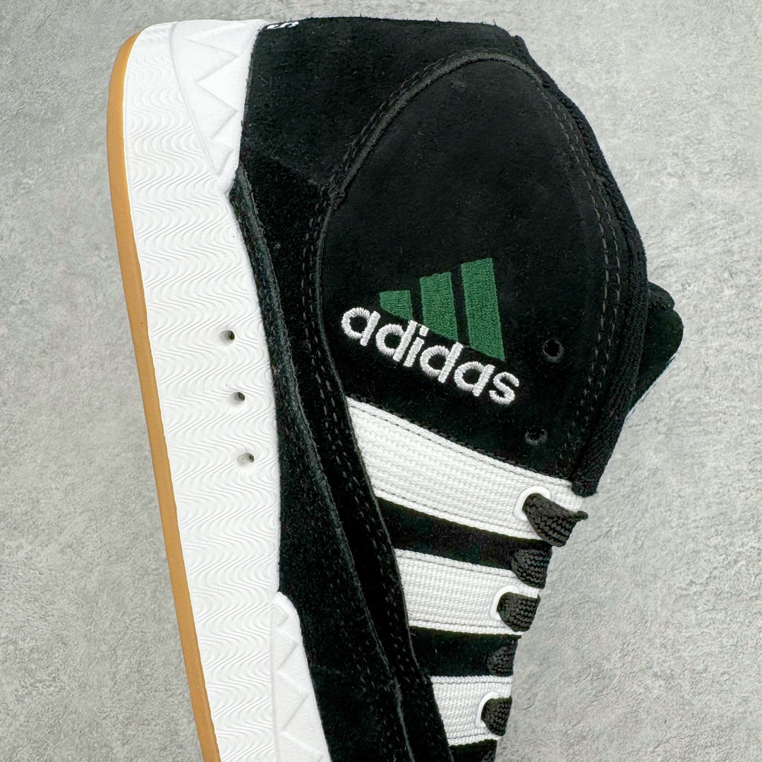 图片[6]-＃C版纯原 Crude x AD Originals Adimatic MID 马蒂奇系列中帮复古鲨鱼面包休闲运动休闲滑板板鞋 IF6289 葡萄牙涂鸦艺术家 Crude 与 Originals合作鞋款“Ynuk”系列。此次双方以Adimatic鞋型为基础，带来Crude × adidas Originals Adimatic Mid，一款超高颜值的面包鞋！鞋面采用麂皮材质打造，质感满满。鞋身元素经过放大处理，加厚的鞋舌、宽大的鞋带、大尺寸的三条杠。中底部分，鞋头、鞋尾是鲨鱼齿图案。最后深灰色中底搭配橡胶为底收尾，完善整双鞋设计。尺码：36 36⅔ 37⅓ 38 38⅔ 39⅓ 40 40⅔ 41⅓ 42 42⅔ 43⅓ 44 45-选品中心