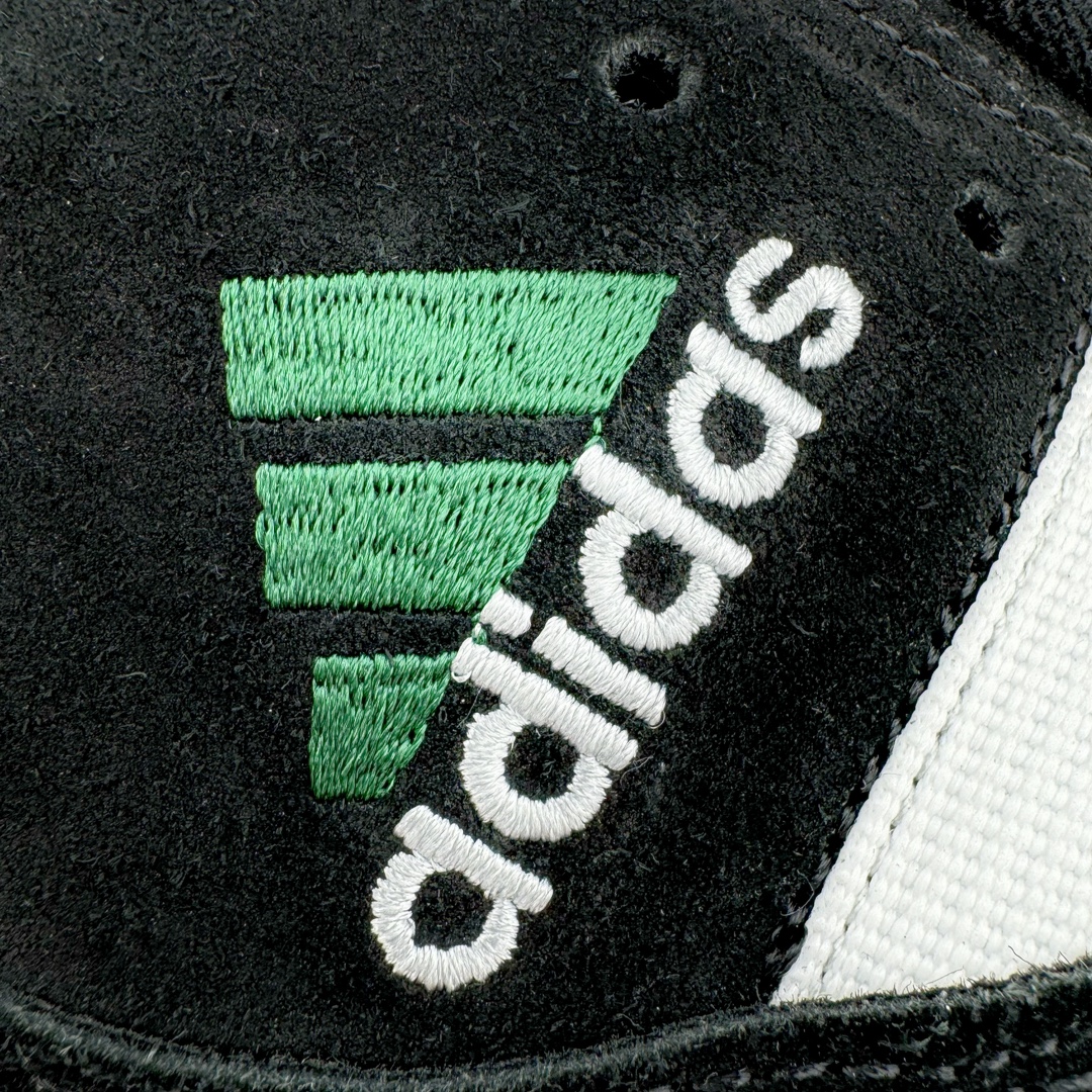 图片[15]-＃C版纯原 Crude x AD Originals Adimatic MID 马蒂奇系列中帮复古鲨鱼面包休闲运动休闲滑板板鞋 IF6289 葡萄牙涂鸦艺术家 Crude 与 Originals合作鞋款“Ynuk”系列。此次双方以Adimatic鞋型为基础，带来Crude × adidas Originals Adimatic Mid，一款超高颜值的面包鞋！鞋面采用麂皮材质打造，质感满满。鞋身元素经过放大处理，加厚的鞋舌、宽大的鞋带、大尺寸的三条杠。中底部分，鞋头、鞋尾是鲨鱼齿图案。最后深灰色中底搭配橡胶为底收尾，完善整双鞋设计。尺码：36 36⅔ 37⅓ 38 38⅔ 39⅓ 40 40⅔ 41⅓ 42 42⅔ 43⅓ 44 45-选品中心