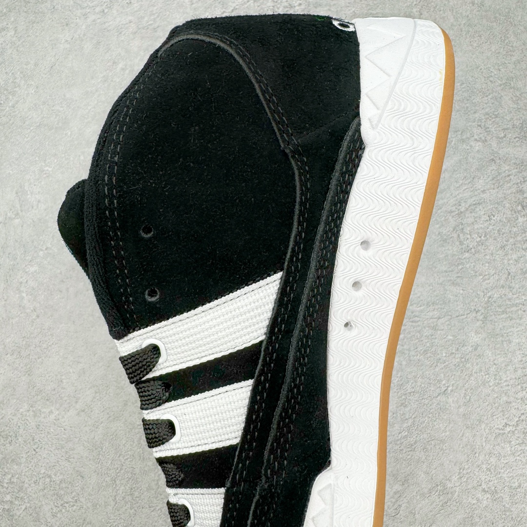 图片[7]-＃C版纯原 Crude x AD Originals Adimatic MID 马蒂奇系列中帮复古鲨鱼面包休闲运动休闲滑板板鞋 IF6289 葡萄牙涂鸦艺术家 Crude 与 Originals合作鞋款“Ynuk”系列。此次双方以Adimatic鞋型为基础，带来Crude × adidas Originals Adimatic Mid，一款超高颜值的面包鞋！鞋面采用麂皮材质打造，质感满满。鞋身元素经过放大处理，加厚的鞋舌、宽大的鞋带、大尺寸的三条杠。中底部分，鞋头、鞋尾是鲨鱼齿图案。最后深灰色中底搭配橡胶为底收尾，完善整双鞋设计。尺码：36 36⅔ 37⅓ 38 38⅔ 39⅓ 40 40⅔ 41⅓ 42 42⅔ 43⅓ 44 45-选品中心