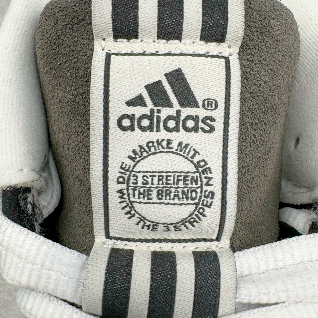 图片[15]-＃C版纯原 Crude x AD Originals Adimatic Mid\\\”Ynuk Grey Five\\\”马蒂奇系列中帮复古鲨鱼面包休闲运动休闲滑板板鞋“深灰黑白”IE2174 葡萄牙涂鸦艺术家 Crude 与 Originals合作鞋款“Ynuk”系列。此次双方以Adimatic鞋型为基础，带来Crude × adidas Originals Adimatic Mid，一款超高颜值的面包鞋！鞋面采用麂皮材质打造，质感满满。鞋身元素经过放大处理，加厚的鞋舌、宽大的鞋带、大尺寸的三条杠。中底部分，鞋头、鞋尾是鲨鱼齿图案。最后深灰色中底搭配橡胶为底收尾，完善整双鞋设计。尺码：36 36⅔ 37⅓ 38 38⅔ 39⅓ 40 40⅔ 41⅓ 42 42⅔ 43⅓ 44 45-选品中心