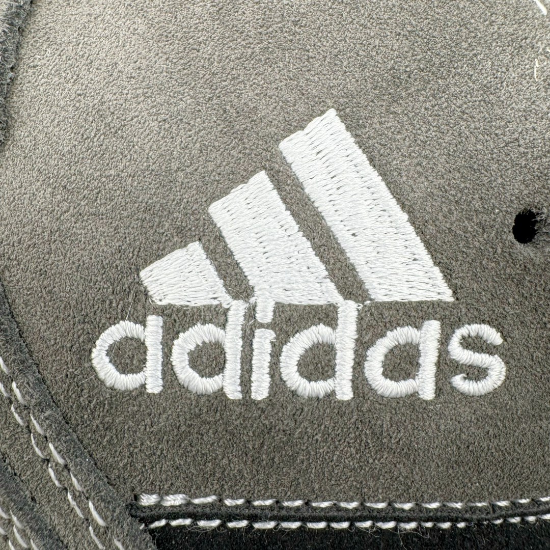 图片[14]-＃C版纯原 Crude x AD Originals Adimatic Mid\\\”Ynuk Grey Five\\\”马蒂奇系列中帮复古鲨鱼面包休闲运动休闲滑板板鞋“深灰黑白”IE2174 葡萄牙涂鸦艺术家 Crude 与 Originals合作鞋款“Ynuk”系列。此次双方以Adimatic鞋型为基础，带来Crude × adidas Originals Adimatic Mid，一款超高颜值的面包鞋！鞋面采用麂皮材质打造，质感满满。鞋身元素经过放大处理，加厚的鞋舌、宽大的鞋带、大尺寸的三条杠。中底部分，鞋头、鞋尾是鲨鱼齿图案。最后深灰色中底搭配橡胶为底收尾，完善整双鞋设计。尺码：36 36⅔ 37⅓ 38 38⅔ 39⅓ 40 40⅔ 41⅓ 42 42⅔ 43⅓ 44 45-选品中心