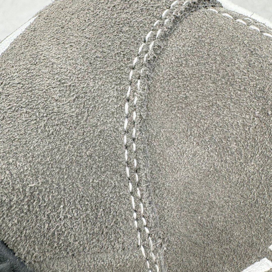 图片[12]-＃C版纯原 Crude x AD Originals Adimatic Mid\\\”Ynuk Grey Five\\\”马蒂奇系列中帮复古鲨鱼面包休闲运动休闲滑板板鞋“深灰黑白”IE2174 葡萄牙涂鸦艺术家 Crude 与 Originals合作鞋款“Ynuk”系列。此次双方以Adimatic鞋型为基础，带来Crude × adidas Originals Adimatic Mid，一款超高颜值的面包鞋！鞋面采用麂皮材质打造，质感满满。鞋身元素经过放大处理，加厚的鞋舌、宽大的鞋带、大尺寸的三条杠。中底部分，鞋头、鞋尾是鲨鱼齿图案。最后深灰色中底搭配橡胶为底收尾，完善整双鞋设计。尺码：36 36⅔ 37⅓ 38 38⅔ 39⅓ 40 40⅔ 41⅓ 42 42⅔ 43⅓ 44 45-选品中心