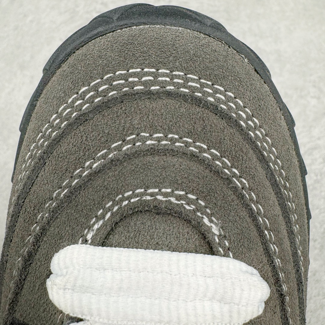 图片[10]-＃C版纯原 Crude x AD Originals Adimatic Mid\\\”Ynuk Grey Five\\\”马蒂奇系列中帮复古鲨鱼面包休闲运动休闲滑板板鞋“深灰黑白”IE2174 葡萄牙涂鸦艺术家 Crude 与 Originals合作鞋款“Ynuk”系列。此次双方以Adimatic鞋型为基础，带来Crude × adidas Originals Adimatic Mid，一款超高颜值的面包鞋！鞋面采用麂皮材质打造，质感满满。鞋身元素经过放大处理，加厚的鞋舌、宽大的鞋带、大尺寸的三条杠。中底部分，鞋头、鞋尾是鲨鱼齿图案。最后深灰色中底搭配橡胶为底收尾，完善整双鞋设计。尺码：36 36⅔ 37⅓ 38 38⅔ 39⅓ 40 40⅔ 41⅓ 42 42⅔ 43⅓ 44 45-选品中心