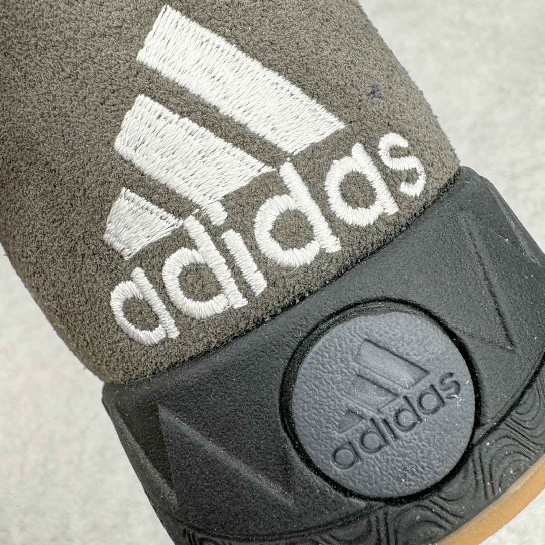 图片[11]-＃C版纯原 Crude x AD Originals Adimatic Mid\\\”Ynuk Grey Five\\\”马蒂奇系列中帮复古鲨鱼面包休闲运动休闲滑板板鞋“深灰黑白”IE2174 葡萄牙涂鸦艺术家 Crude 与 Originals合作鞋款“Ynuk”系列。此次双方以Adimatic鞋型为基础，带来Crude × adidas Originals Adimatic Mid，一款超高颜值的面包鞋！鞋面采用麂皮材质打造，质感满满。鞋身元素经过放大处理，加厚的鞋舌、宽大的鞋带、大尺寸的三条杠。中底部分，鞋头、鞋尾是鲨鱼齿图案。最后深灰色中底搭配橡胶为底收尾，完善整双鞋设计。尺码：36 36⅔ 37⅓ 38 38⅔ 39⅓ 40 40⅔ 41⅓ 42 42⅔ 43⅓ 44 45-选品中心