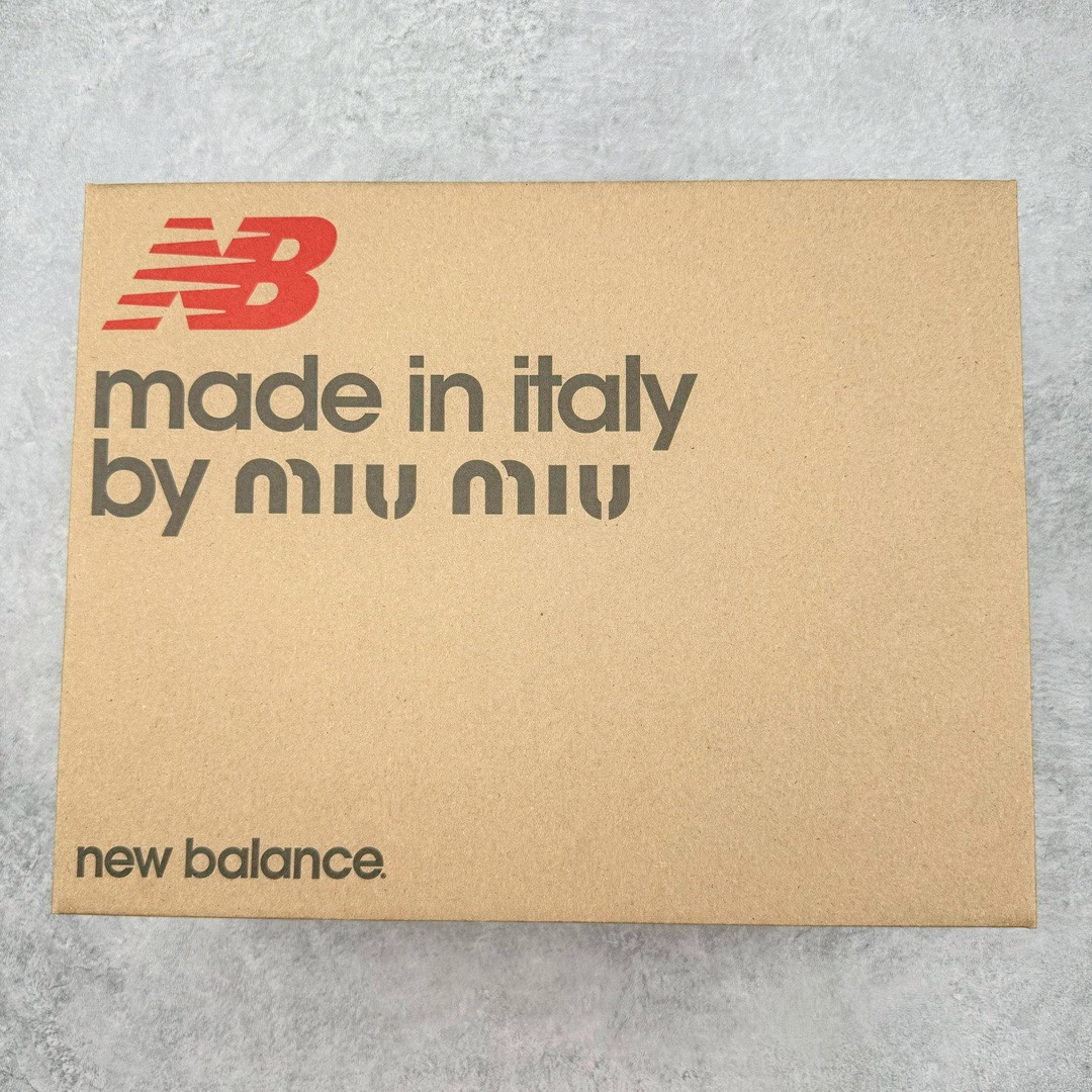 图片[13]-＃M纯原 Miumiu x New Balance NB530 新百伦缪缪联名款复古运动鞋 全套原楦原纸板原厂数据开发 原厂三文治网纱 原装进口羊皮加羊反绒正确绒感卡色 正确中底拉帮中底纸板满印细节 冲裁组合 匠心打造 耗时两个月开发完成 工艺极其复杂难度可想而知 新开独立私模大底 全网唯一正确私模大底 高端零售专供产物 这双变奏版本的530 SL 有着抢眼的双鞋带系统 以撞色的拼接感带出不同以往的风格 同时透过网眼面料与麂皮呈现复古质地 除了极为受到欢迎的棕色调之外 还推出了轻盈的裸白色系 而双方的联名徽标则展现在鞋舌以及内里衬底之上 搭配棉质和皮革的双重鞋带设计呈现出不俗的质感 此番的一大亮点就是将原来的ABZORB 鞋底更换为超薄外底 诠释Y2K风造型 鞋舌上的\\\”Miu Miu\\\”和\\\”NB\\\”Logo彰显联名身份 整双鞋带来浓浓的复古氛围 尺码：36 37 37.5 38 38.5 39.5 40 40.5 41.5 42 42.5 43 44 44.5 45 45.5 46.5-选品中心