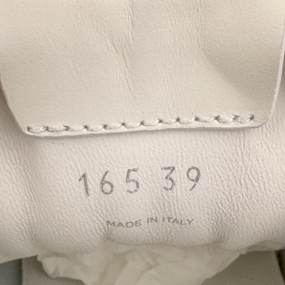 图片[12]-＃M纯原 Miumiu x New Balance NB530 新百伦缪缪联名款复古运动鞋 全套原楦原纸板原厂数据开发 原厂三文治网纱 原装进口羊皮加羊反绒正确绒感卡色 正确中底拉帮中底纸板满印细节 冲裁组合 匠心打造 耗时两个月开发完成 工艺极其复杂难度可想而知 新开独立私模大底 全网唯一正确私模大底 高端零售专供产物 这双变奏版本的530 SL 有着抢眼的双鞋带系统 以撞色的拼接感带出不同以往的风格 同时透过网眼面料与麂皮呈现复古质地 除了极为受到欢迎的棕色调之外 还推出了轻盈的裸白色系 而双方的联名徽标则展现在鞋舌以及内里衬底之上 搭配棉质和皮革的双重鞋带设计呈现出不俗的质感 此番的一大亮点就是将原来的ABZORB 鞋底更换为超薄外底 诠释Y2K风造型 鞋舌上的\\\”Miu Miu\\\”和\\\”NB\\\”Logo彰显联名身份 整双鞋带来浓浓的复古氛围 尺码：36 37 37.5 38 38.5 39.5 40 40.5 41.5 42 42.5 43 44 44.5 45 45.5 46.5-选品中心