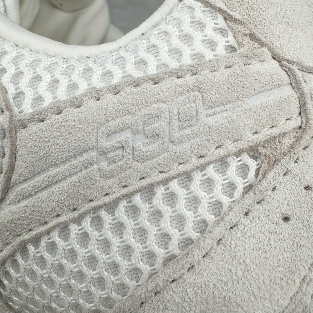 图片[15]-＃M纯原 Miumiu x New Balance NB530 新百伦缪缪联名款复古运动鞋 全套原楦原纸板原厂数据开发 原厂三文治网纱 原装进口羊皮加羊反绒正确绒感卡色 正确中底拉帮中底纸板满印细节 冲裁组合 匠心打造 耗时两个月开发完成 工艺极其复杂难度可想而知 新开独立私模大底 全网唯一正确私模大底 高端零售专供产物 这双变奏版本的530 SL 有着抢眼的双鞋带系统 以撞色的拼接感带出不同以往的风格 同时透过网眼面料与麂皮呈现复古质地 除了极为受到欢迎的棕色调之外 还推出了轻盈的裸白色系 而双方的联名徽标则展现在鞋舌以及内里衬底之上 搭配棉质和皮革的双重鞋带设计呈现出不俗的质感 此番的一大亮点就是将原来的ABZORB 鞋底更换为超薄外底 诠释Y2K风造型 鞋舌上的\\\”Miu Miu\\\”和\\\”NB\\\”Logo彰显联名身份 整双鞋带来浓浓的复古氛围 尺码：36 37 37.5 38 38.5 39.5 40 40.5 41.5 42 42.5 43 44 44.5 45 45.5 46.5-选品中心