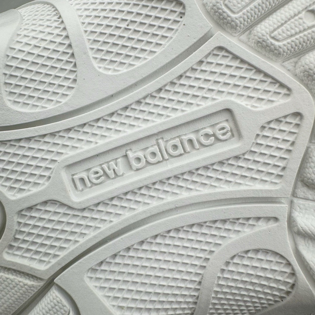 图片[19]-＃M纯原 Miumiu x New Balance NB530 新百伦缪缪联名款复古运动鞋 全套原楦原纸板原厂数据开发 原厂三文治网纱 原装进口羊皮加羊反绒正确绒感卡色 正确中底拉帮中底纸板满印细节 冲裁组合 匠心打造 耗时两个月开发完成 工艺极其复杂难度可想而知 新开独立私模大底 全网唯一正确私模大底 高端零售专供产物 这双变奏版本的530 SL 有着抢眼的双鞋带系统 以撞色的拼接感带出不同以往的风格 同时透过网眼面料与麂皮呈现复古质地 除了极为受到欢迎的棕色调之外 还推出了轻盈的裸白色系 而双方的联名徽标则展现在鞋舌以及内里衬底之上 搭配棉质和皮革的双重鞋带设计呈现出不俗的质感 此番的一大亮点就是将原来的ABZORB 鞋底更换为超薄外底 诠释Y2K风造型 鞋舌上的\\\”Miu Miu\\\”和\\\”NB\\\”Logo彰显联名身份 整双鞋带来浓浓的复古氛围 尺码：36 37 37.5 38 38.5 39.5 40 40.5 41.5 42 42.5 43 44 44.5 45 45.5 46.5-选品中心