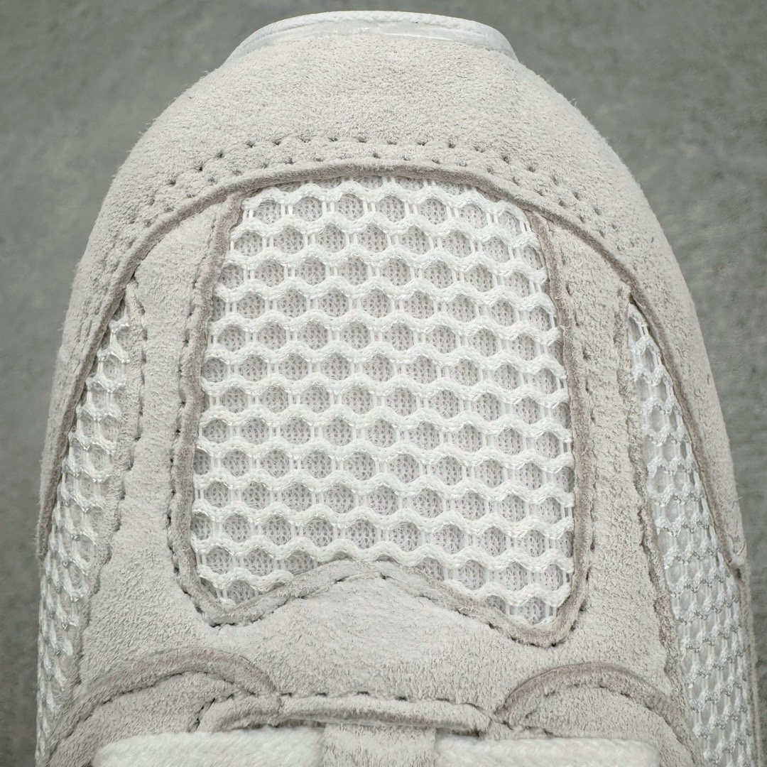 图片[17]-＃M纯原 Miumiu x New Balance NB530 新百伦缪缪联名款复古运动鞋 全套原楦原纸板原厂数据开发 原厂三文治网纱 原装进口羊皮加羊反绒正确绒感卡色 正确中底拉帮中底纸板满印细节 冲裁组合 匠心打造 耗时两个月开发完成 工艺极其复杂难度可想而知 新开独立私模大底 全网唯一正确私模大底 高端零售专供产物 这双变奏版本的530 SL 有着抢眼的双鞋带系统 以撞色的拼接感带出不同以往的风格 同时透过网眼面料与麂皮呈现复古质地 除了极为受到欢迎的棕色调之外 还推出了轻盈的裸白色系 而双方的联名徽标则展现在鞋舌以及内里衬底之上 搭配棉质和皮革的双重鞋带设计呈现出不俗的质感 此番的一大亮点就是将原来的ABZORB 鞋底更换为超薄外底 诠释Y2K风造型 鞋舌上的\\\”Miu Miu\\\”和\\\”NB\\\”Logo彰显联名身份 整双鞋带来浓浓的复古氛围 尺码：36 37 37.5 38 38.5 39.5 40 40.5 41.5 42 42.5 43 44 44.5 45 45.5 46.5-选品中心