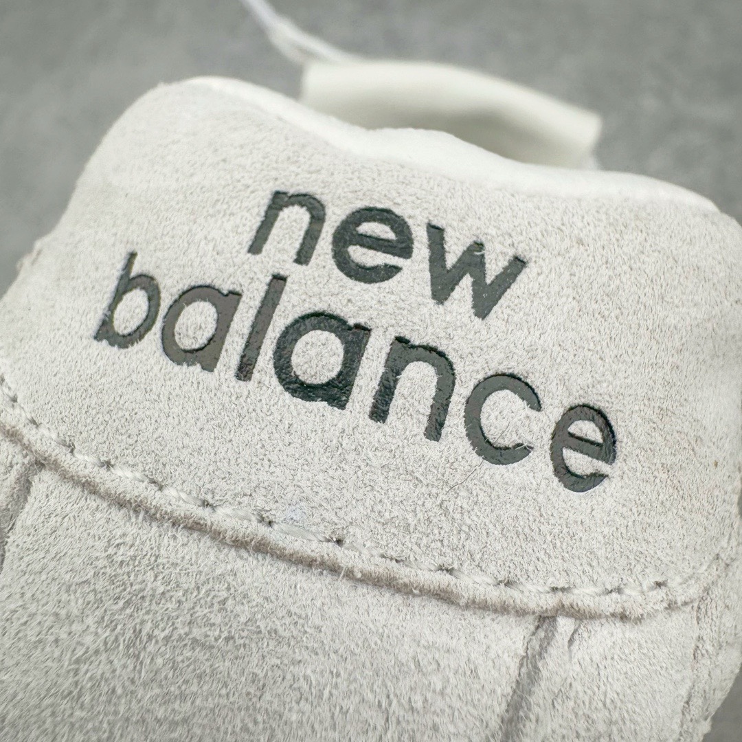 图片[16]-＃M纯原 Miumiu x New Balance NB530 新百伦缪缪联名款复古运动鞋 全套原楦原纸板原厂数据开发 原厂三文治网纱 原装进口羊皮加羊反绒正确绒感卡色 正确中底拉帮中底纸板满印细节 冲裁组合 匠心打造 耗时两个月开发完成 工艺极其复杂难度可想而知 新开独立私模大底 全网唯一正确私模大底 高端零售专供产物 这双变奏版本的530 SL 有着抢眼的双鞋带系统 以撞色的拼接感带出不同以往的风格 同时透过网眼面料与麂皮呈现复古质地 除了极为受到欢迎的棕色调之外 还推出了轻盈的裸白色系 而双方的联名徽标则展现在鞋舌以及内里衬底之上 搭配棉质和皮革的双重鞋带设计呈现出不俗的质感 此番的一大亮点就是将原来的ABZORB 鞋底更换为超薄外底 诠释Y2K风造型 鞋舌上的\\\”Miu Miu\\\”和\\\”NB\\\”Logo彰显联名身份 整双鞋带来浓浓的复古氛围 尺码：36 37 37.5 38 38.5 39.5 40 40.5 41.5 42 42.5 43 44 44.5 45 45.5 46.5-选品中心