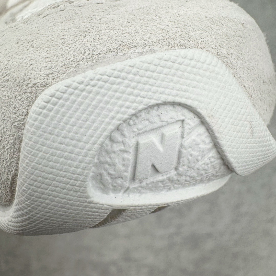 图片[22]-＃M纯原 Miumiu x New Balance NB530 新百伦缪缪联名款复古运动鞋 全套原楦原纸板原厂数据开发 原厂三文治网纱 原装进口羊皮加羊反绒正确绒感卡色 正确中底拉帮中底纸板满印细节 冲裁组合 匠心打造 耗时两个月开发完成 工艺极其复杂难度可想而知 新开独立私模大底 全网唯一正确私模大底 高端零售专供产物 这双变奏版本的530 SL 有着抢眼的双鞋带系统 以撞色的拼接感带出不同以往的风格 同时透过网眼面料与麂皮呈现复古质地 除了极为受到欢迎的棕色调之外 还推出了轻盈的裸白色系 而双方的联名徽标则展现在鞋舌以及内里衬底之上 搭配棉质和皮革的双重鞋带设计呈现出不俗的质感 此番的一大亮点就是将原来的ABZORB 鞋底更换为超薄外底 诠释Y2K风造型 鞋舌上的\\\”Miu Miu\\\”和\\\”NB\\\”Logo彰显联名身份 整双鞋带来浓浓的复古氛围 尺码：36 37 37.5 38 38.5 39.5 40 40.5 41.5 42 42.5 43 44 44.5 45 45.5 46.5-选品中心