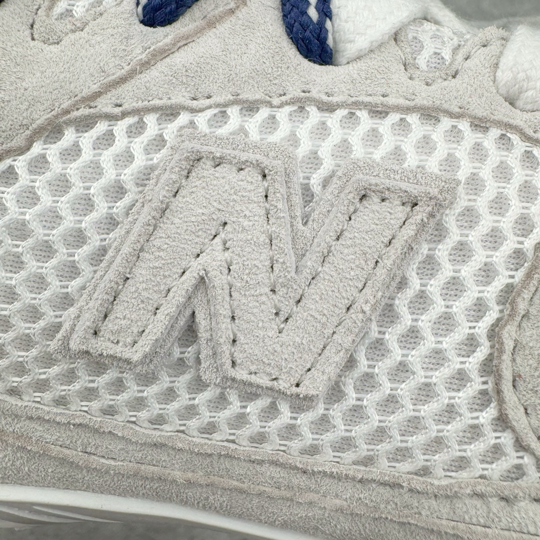 图片[14]-＃M纯原 Miumiu x New Balance NB530 新百伦缪缪联名款复古运动鞋 全套原楦原纸板原厂数据开发 原厂三文治网纱 原装进口羊皮加羊反绒正确绒感卡色 正确中底拉帮中底纸板满印细节 冲裁组合 匠心打造 耗时两个月开发完成 工艺极其复杂难度可想而知 新开独立私模大底 全网唯一正确私模大底 高端零售专供产物 这双变奏版本的530 SL 有着抢眼的双鞋带系统 以撞色的拼接感带出不同以往的风格 同时透过网眼面料与麂皮呈现复古质地 除了极为受到欢迎的棕色调之外 还推出了轻盈的裸白色系 而双方的联名徽标则展现在鞋舌以及内里衬底之上 搭配棉质和皮革的双重鞋带设计呈现出不俗的质感 此番的一大亮点就是将原来的ABZORB 鞋底更换为超薄外底 诠释Y2K风造型 鞋舌上的\\\”Miu Miu\\\”和\\\”NB\\\”Logo彰显联名身份 整双鞋带来浓浓的复古氛围 尺码：36 37 37.5 38 38.5 39.5 40 40.5 41.5 42 42.5 43 44 44.5 45 45.5 46.5-选品中心