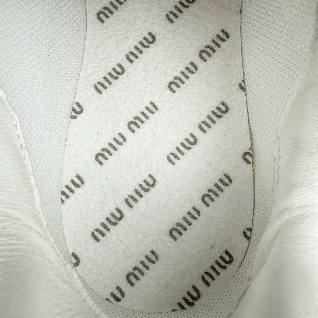 图片[11]-＃M纯原 Miumiu x New Balance NB530 新百伦缪缪联名款复古运动鞋 全套原楦原纸板原厂数据开发 原厂三文治网纱 原装进口羊皮加羊反绒正确绒感卡色 正确中底拉帮中底纸板满印细节 冲裁组合 匠心打造 耗时两个月开发完成 工艺极其复杂难度可想而知 新开独立私模大底 全网唯一正确私模大底 高端零售专供产物 这双变奏版本的530 SL 有着抢眼的双鞋带系统 以撞色的拼接感带出不同以往的风格 同时透过网眼面料与麂皮呈现复古质地 除了极为受到欢迎的棕色调之外 还推出了轻盈的裸白色系 而双方的联名徽标则展现在鞋舌以及内里衬底之上 搭配棉质和皮革的双重鞋带设计呈现出不俗的质感 此番的一大亮点就是将原来的ABZORB 鞋底更换为超薄外底 诠释Y2K风造型 鞋舌上的\\\”Miu Miu\\\”和\\\”NB\\\”Logo彰显联名身份 整双鞋带来浓浓的复古氛围 尺码：36 37 37.5 38 38.5 39.5 40 40.5 41.5 42 42.5 43 44 44.5 45 45.5 46.5-选品中心
