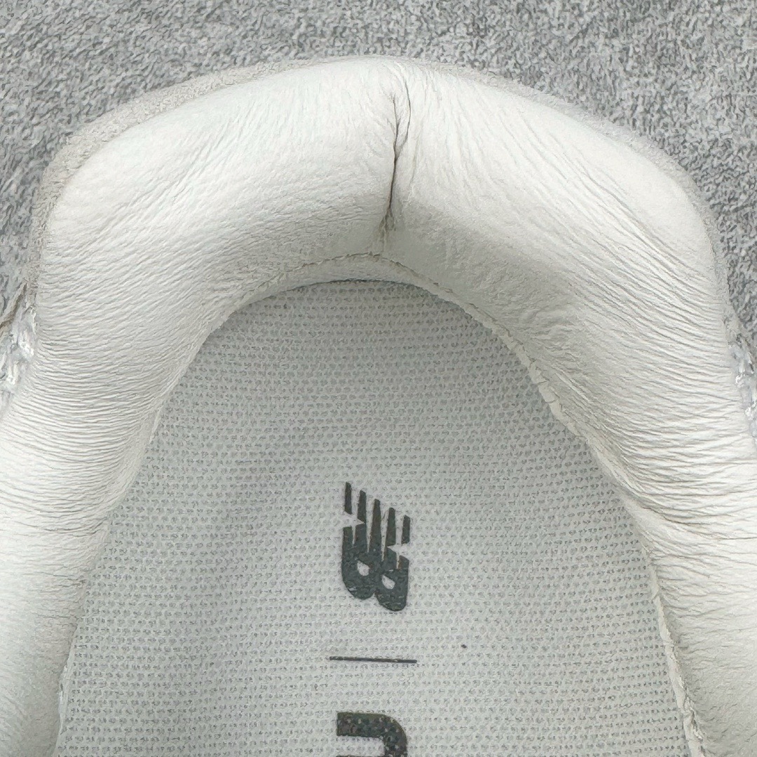 图片[18]-＃M纯原 Miumiu x New Balance NB530 新百伦缪缪联名款复古运动鞋 全套原楦原纸板原厂数据开发 原厂三文治网纱 原装进口羊皮加羊反绒正确绒感卡色 正确中底拉帮中底纸板满印细节 冲裁组合 匠心打造 耗时两个月开发完成 工艺极其复杂难度可想而知 新开独立私模大底 全网唯一正确私模大底 高端零售专供产物 这双变奏版本的530 SL 有着抢眼的双鞋带系统 以撞色的拼接感带出不同以往的风格 同时透过网眼面料与麂皮呈现复古质地 除了极为受到欢迎的棕色调之外 还推出了轻盈的裸白色系 而双方的联名徽标则展现在鞋舌以及内里衬底之上 搭配棉质和皮革的双重鞋带设计呈现出不俗的质感 此番的一大亮点就是将原来的ABZORB 鞋底更换为超薄外底 诠释Y2K风造型 鞋舌上的\\\”Miu Miu\\\”和\\\”NB\\\”Logo彰显联名身份 整双鞋带来浓浓的复古氛围 尺码：36 37 37.5 38 38.5 39.5 40 40.5 41.5 42 42.5 43 44 44.5 45 45.5 46.5-选品中心