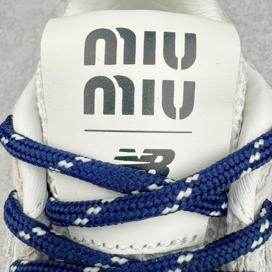 图片[20]-＃M纯原 Miumiu x New Balance NB530 新百伦缪缪联名款复古运动鞋 全套原楦原纸板原厂数据开发 原厂三文治网纱 原装进口羊皮加羊反绒正确绒感卡色 正确中底拉帮中底纸板满印细节 冲裁组合 匠心打造 耗时两个月开发完成 工艺极其复杂难度可想而知 新开独立私模大底 全网唯一正确私模大底 高端零售专供产物 这双变奏版本的530 SL 有着抢眼的双鞋带系统 以撞色的拼接感带出不同以往的风格 同时透过网眼面料与麂皮呈现复古质地 除了极为受到欢迎的棕色调之外 还推出了轻盈的裸白色系 而双方的联名徽标则展现在鞋舌以及内里衬底之上 搭配棉质和皮革的双重鞋带设计呈现出不俗的质感 此番的一大亮点就是将原来的ABZORB 鞋底更换为超薄外底 诠释Y2K风造型 鞋舌上的\\\”Miu Miu\\\”和\\\”NB\\\”Logo彰显联名身份 整双鞋带来浓浓的复古氛围 尺码：36 37 37.5 38 38.5 39.5 40 40.5 41.5 42 42.5 43 44 44.5 45 45.5 46.5-选品中心