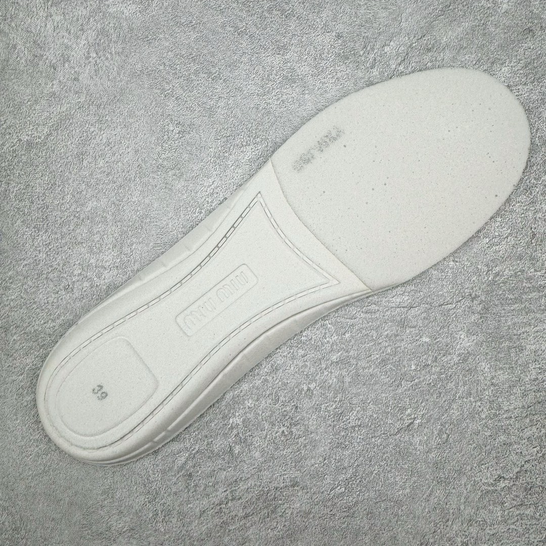 图片[10]-＃M纯原 Miumiu x New Balance NB530 新百伦缪缪联名款复古运动鞋 全套原楦原纸板原厂数据开发 原厂三文治网纱 原装进口羊皮加羊反绒正确绒感卡色 正确中底拉帮中底纸板满印细节 冲裁组合 匠心打造 耗时两个月开发完成 工艺极其复杂难度可想而知 新开独立私模大底 全网唯一正确私模大底 高端零售专供产物 这双变奏版本的530 SL 有着抢眼的双鞋带系统 以撞色的拼接感带出不同以往的风格 同时透过网眼面料与麂皮呈现复古质地 除了极为受到欢迎的棕色调之外 还推出了轻盈的裸白色系 而双方的联名徽标则展现在鞋舌以及内里衬底之上 搭配棉质和皮革的双重鞋带设计呈现出不俗的质感 此番的一大亮点就是将原来的ABZORB 鞋底更换为超薄外底 诠释Y2K风造型 鞋舌上的\\\”Miu Miu\\\”和\\\”NB\\\”Logo彰显联名身份 整双鞋带来浓浓的复古氛围 尺码：36 37 37.5 38 38.5 39.5 40 40.5 41.5 42 42.5 43 44 44.5 45 45.5 46.5-选品中心