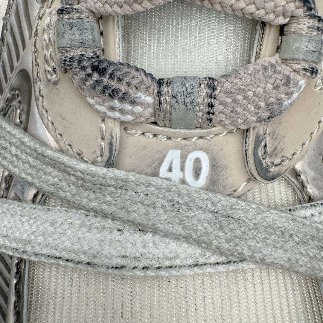 图片[18]-＃VG零售版 BALENCIAGA 3XL Sneakers 巴黎世家十代网布系带低帮走秀复古老爹鞋 全套原纸板楦头开发 最原汁原味的灵魂版型 全鞋荧光划线卡点 胶水把控整洁度追求极致完美 每一双都是工艺品 多重QC质检 超越公司货的品控标准 实实在在的免检产品 原盒原配 正确字体电绣 粗细、位置、大小正确 侧边TPU 透气孔匹配意产原版 正确分离大底 TPU软底 原版一致大底LOGO 立体感十足 原厂皮料水洗做旧 采购原厂网纱 不含皮革 网布材料和聚氨酯 磨损效果 鞋头边缘和后帮 Balenciaga 徽标 鞋面和后跟凸印尺码 鞋舌 3XL 橡胶品牌标识和反光细节 鞋帮拉袢和鞋舌拉祥 配反光细节 备用鞋带在鞋履前侧 可在穿着前取下 便于不同造型搭配 正常尺码 尺码：35 36 37 38 39 40 41 42 43 44 45 46-选品中心