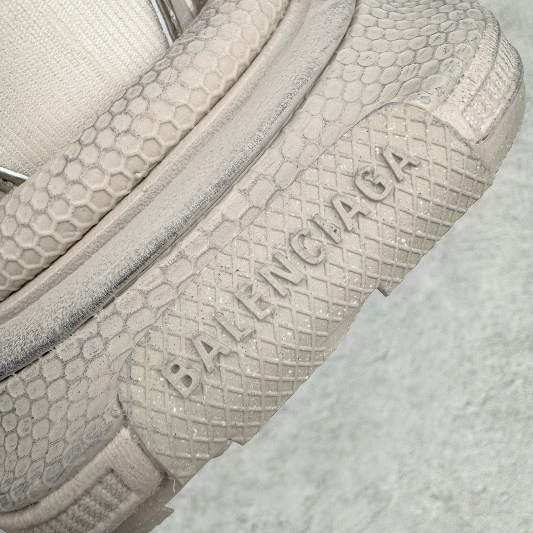 图片[14]-＃VG零售版 BALENCIAGA 3XL Sneakers 巴黎世家十代网布系带低帮走秀复古老爹鞋 全套原纸板楦头开发 最原汁原味的灵魂版型 全鞋荧光划线卡点 胶水把控整洁度追求极致完美 每一双都是工艺品 多重QC质检 超越公司货的品控标准 实实在在的免检产品 原盒原配 正确字体电绣 粗细、位置、大小正确 侧边TPU 透气孔匹配意产原版 正确分离大底 TPU软底 原版一致大底LOGO 立体感十足 原厂皮料水洗做旧 采购原厂网纱 不含皮革 网布材料和聚氨酯 磨损效果 鞋头边缘和后帮 Balenciaga 徽标 鞋面和后跟凸印尺码 鞋舌 3XL 橡胶品牌标识和反光细节 鞋帮拉袢和鞋舌拉祥 配反光细节 备用鞋带在鞋履前侧 可在穿着前取下 便于不同造型搭配 正常尺码 尺码：35 36 37 38 39 40 41 42 43 44 45 46-选品中心