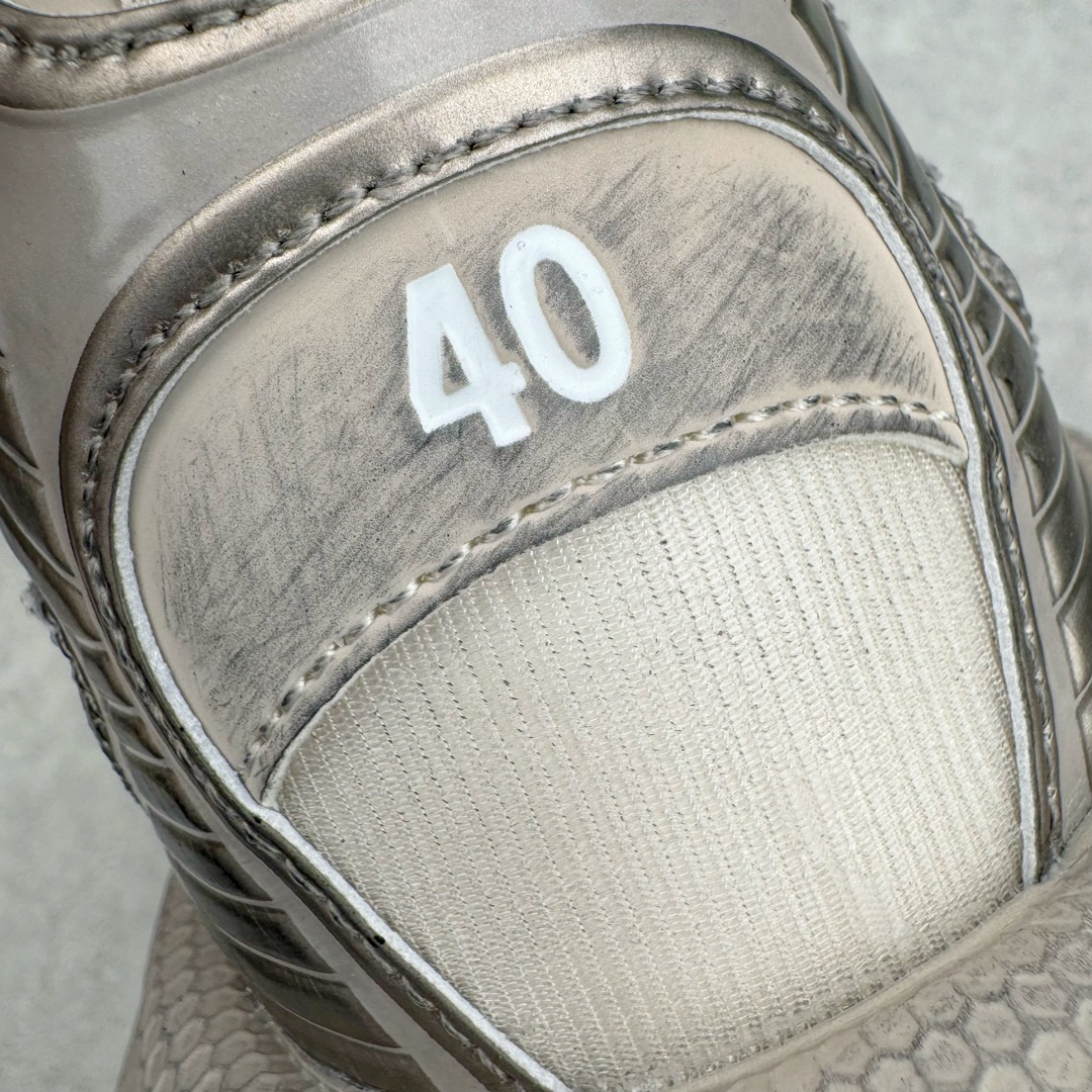 图片[13]-＃VG零售版 BALENCIAGA 3XL Sneakers 巴黎世家十代网布系带低帮走秀复古老爹鞋 全套原纸板楦头开发 最原汁原味的灵魂版型 全鞋荧光划线卡点 胶水把控整洁度追求极致完美 每一双都是工艺品 多重QC质检 超越公司货的品控标准 实实在在的免检产品 原盒原配 正确字体电绣 粗细、位置、大小正确 侧边TPU 透气孔匹配意产原版 正确分离大底 TPU软底 原版一致大底LOGO 立体感十足 原厂皮料水洗做旧 采购原厂网纱 不含皮革 网布材料和聚氨酯 磨损效果 鞋头边缘和后帮 Balenciaga 徽标 鞋面和后跟凸印尺码 鞋舌 3XL 橡胶品牌标识和反光细节 鞋帮拉袢和鞋舌拉祥 配反光细节 备用鞋带在鞋履前侧 可在穿着前取下 便于不同造型搭配 正常尺码 尺码：35 36 37 38 39 40 41 42 43 44 45 46-选品中心