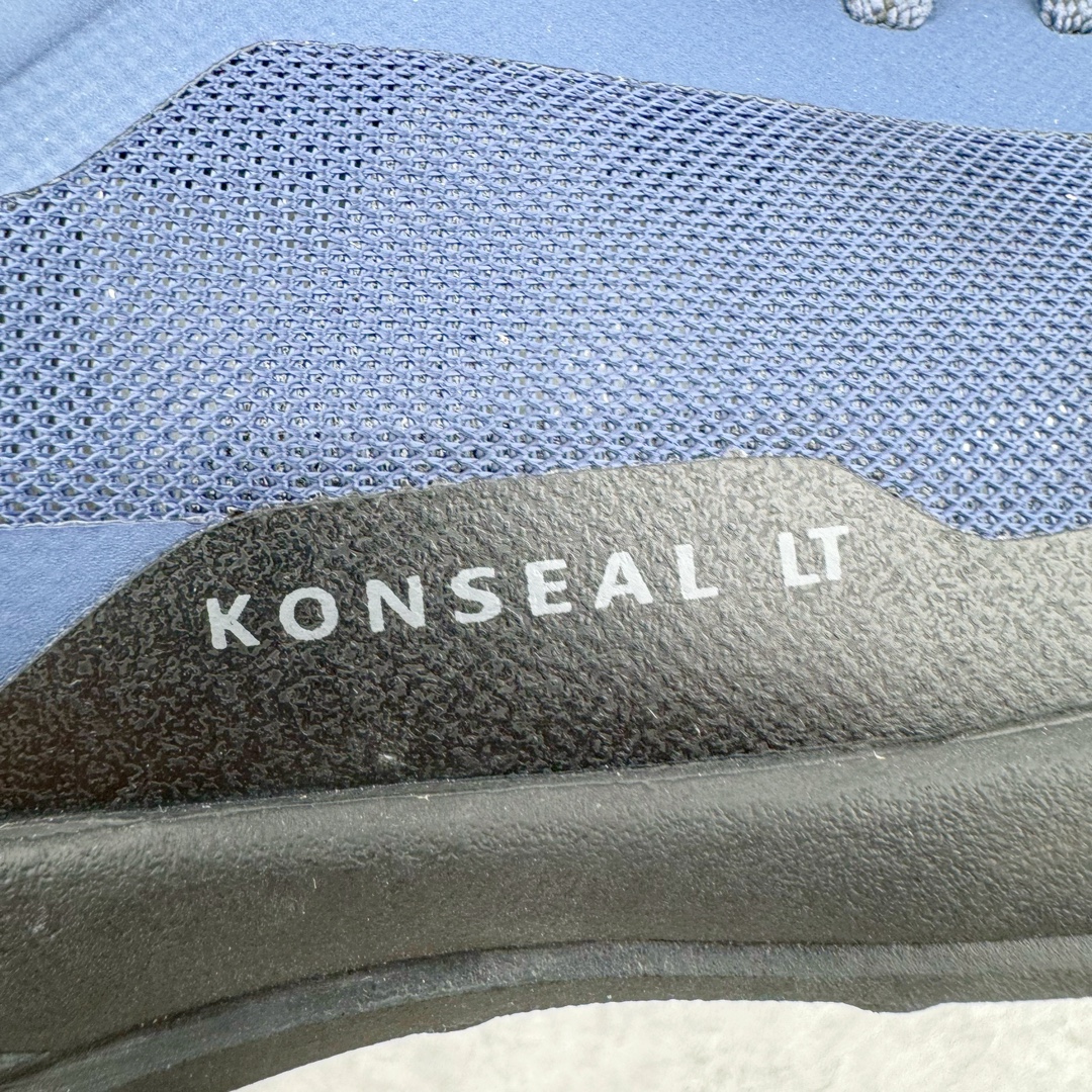 图片[11]-＃SG 加拿大品牌 始祖鸟·Arcteryx始祖鸟 Konseal Lt 轻量网布防滑轻便耐磨低帮越野跑步鞋 利用先进的技术、更轻但可靠耐用的材料和高度专注的设计流程，我们创造了我们最轻的接近鞋 Konseal LT。它专为在您携带背包和攀爬装备时覆盖崎岖的地面而设计，提供足底支撑和保护、应对不断変化的地形的敏捷性以及 Vibram® Megagrip 外底的自抓地力。内里提供赤足舒适感，鞋跟可平折，因此您可以在系绳或露营时将其作为木屐穿着。尺码：39 40 41 42 43 44 45-选品中心